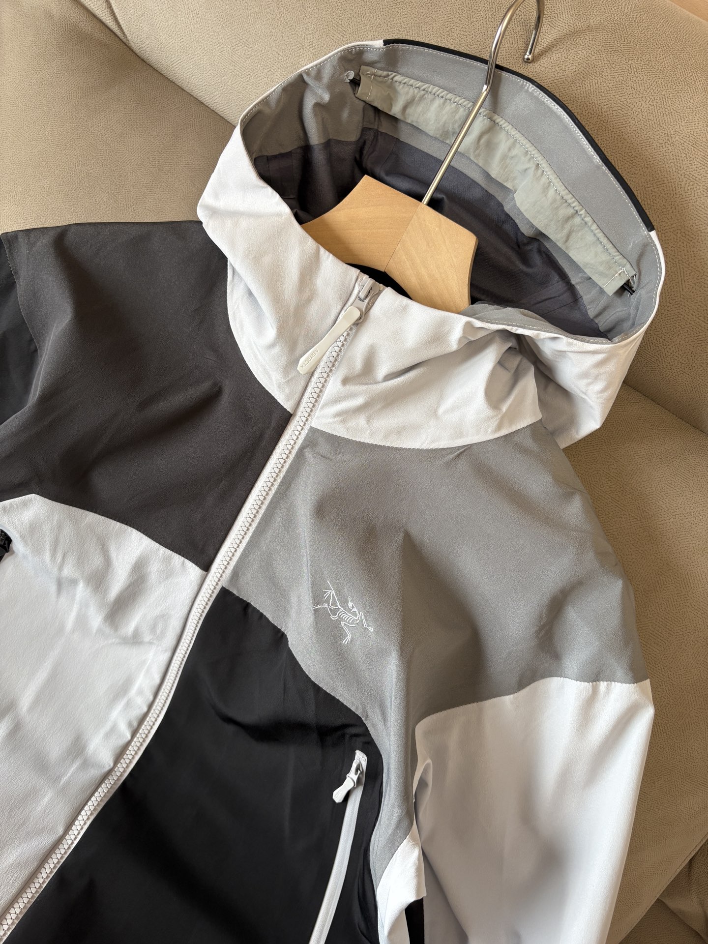 爆款 顶配 Beta SL冲锋衣是一款专为户外探险设计的高性能外套。采用GORE-TEX 面料。具备卓越