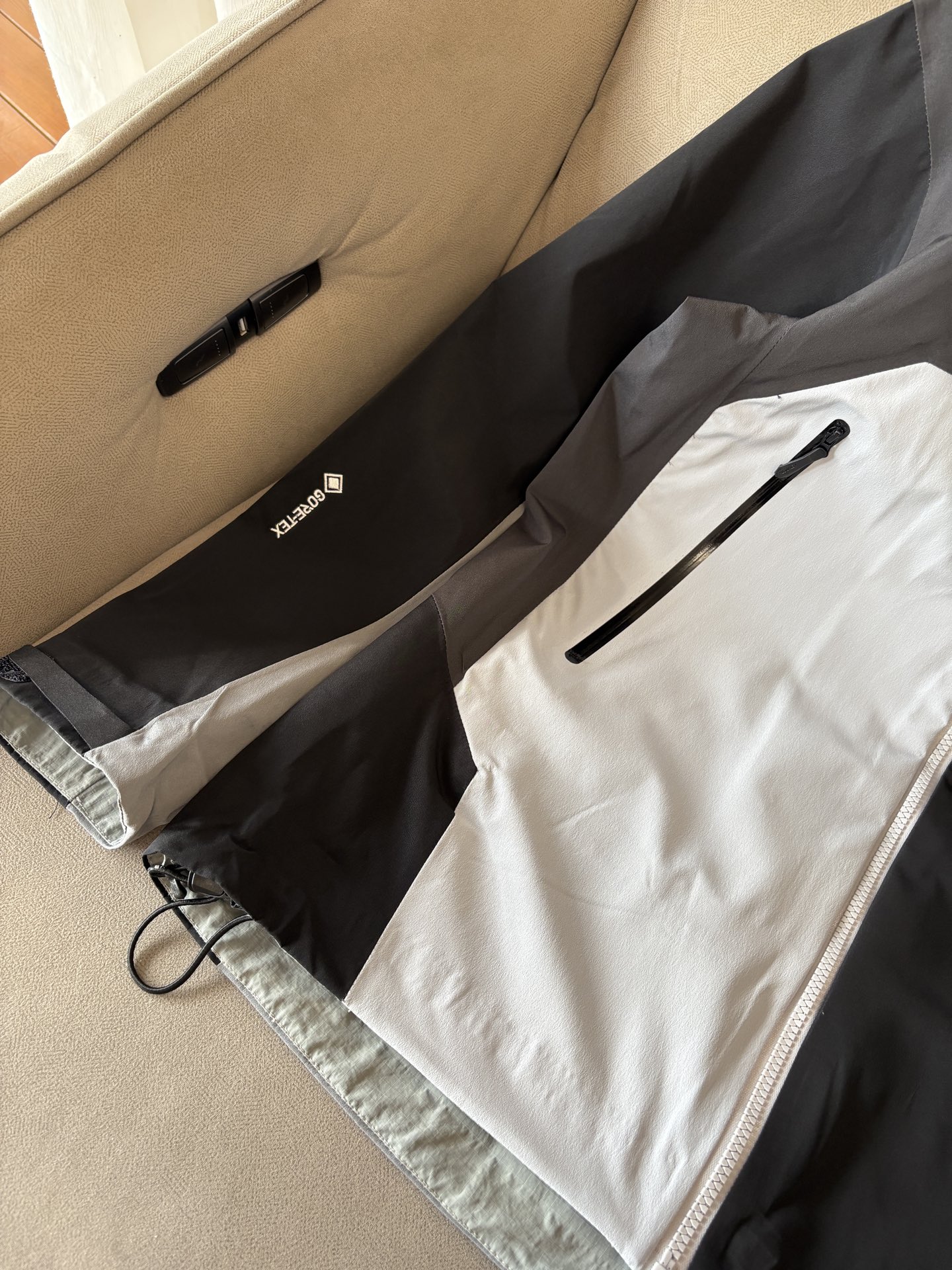 爆款 顶配 Beta SL冲锋衣是一款专为户外探险设计的高性能外套。采用GORE-TEX 面料。具备卓越