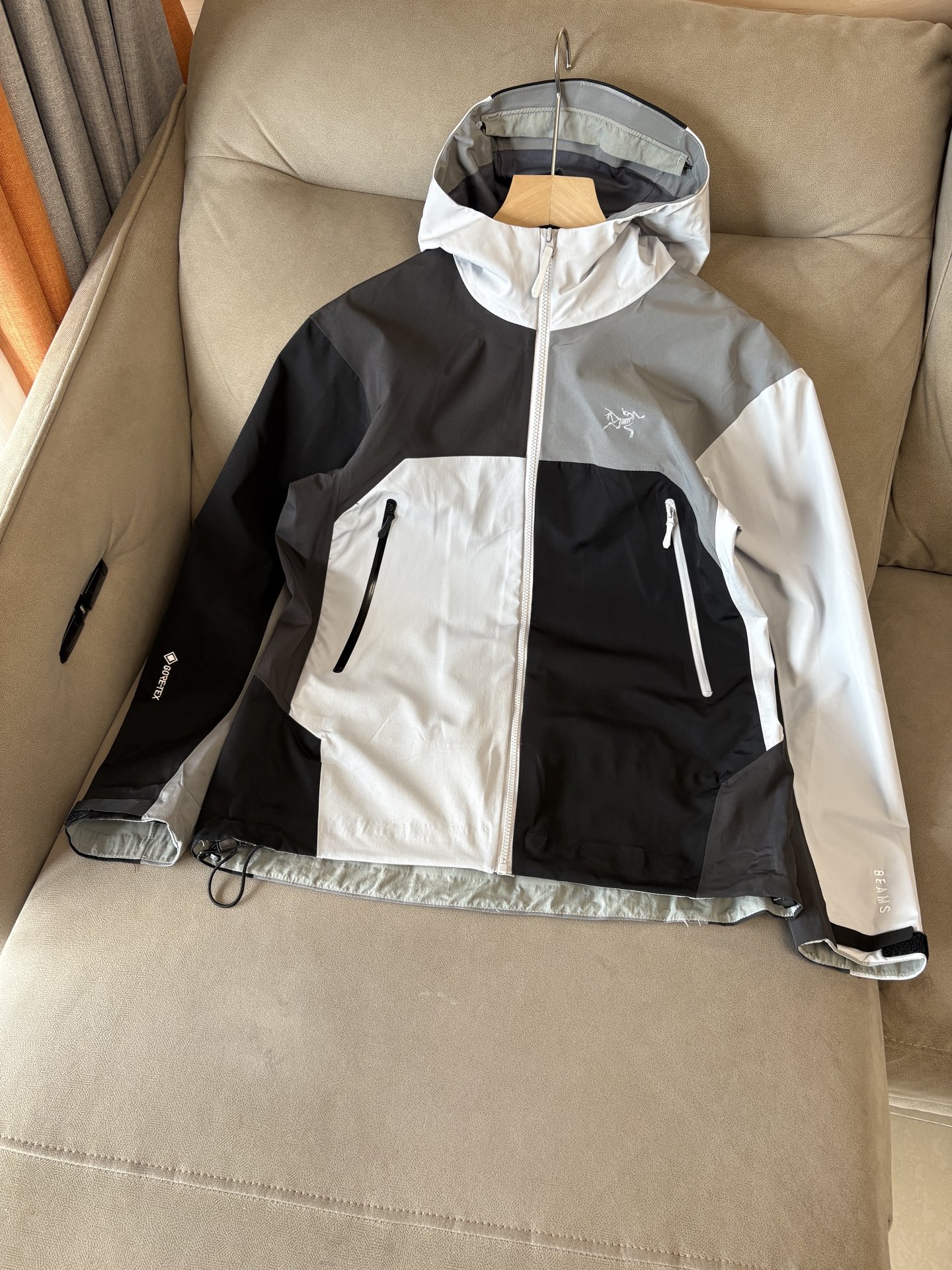 NO:480427,Top-up Beta SL jacket is a high-performance jacket designed for outdoor adventure. It is made of GORE-TEX fabric. It has excellent waterproof and breathable properties to ensure that it remains dry and comfortable in bad weather. Its high-quality design makes it easy to carry and is ideal for long-term hiking and traveling. The new Beta SL color is not only fashionable and eye-catching, but also increases visibility during outdoor activities and improves safety. The unique StormHood hood design provides comprehensive head protection without affecting the field of view. The underarm zipper design enhances breathability and prevents overheating. Whether it is mountaineering, hiking or daily commuting, the Archaeoptera Beta SL Sequoia jacket is an indispensable choice for you. Size M-XXXL, arc'teryx, jackets & coats,hats,alexander wang19860909爆款 顶配 Beta SL冲锋衣是一款专为户外探险设计的高性能外套. 采用GORE-TEX 面料. 具备卓越的防水透气性能,确保在恶劣天气下依然保持干爽舒适. 其高质量设计使其便于携带,非常适合长时间的徒步和旅行. Beta SL新色不仅时尚亮眼,还增加了户外活动中的可见性,提升安全性.独特的 StormHood帽兜设计,提供全面的头部保护,同时不影响视野. 腋下拉链设计增强了透气性,防止过热.无论是登山、徒步还是日常通勤,始祖鸟Beta SL红杉色冲锋衣都是您不可或缺的理想选择. 尺码M-XXXL,arc'teryx,jackets & coats,hats,alexander wang,Men's clothing