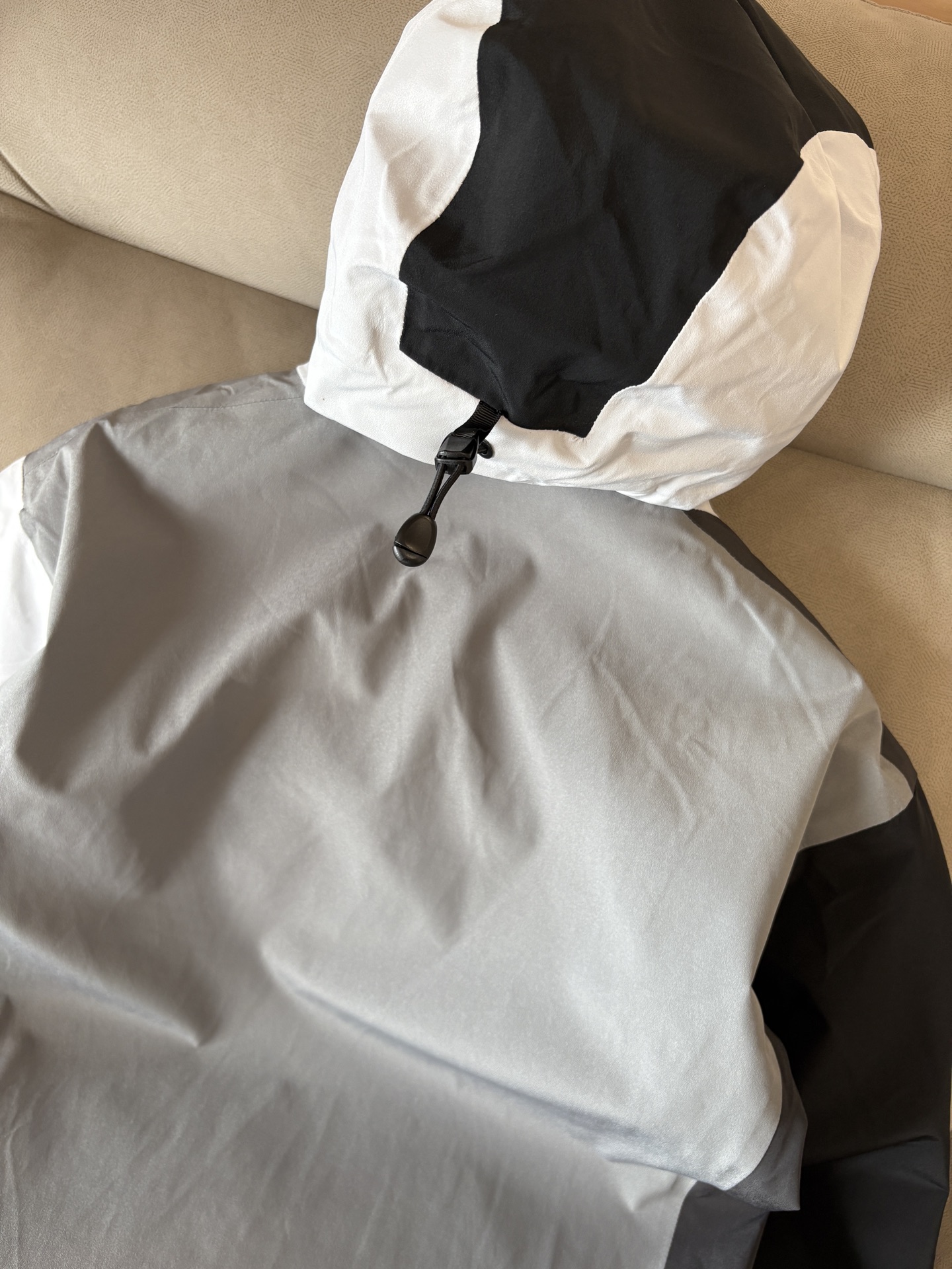 爆款 顶配 Beta SL冲锋衣是一款专为户外探险设计的高性能外套。采用GORE-TEX 面料。具备卓越