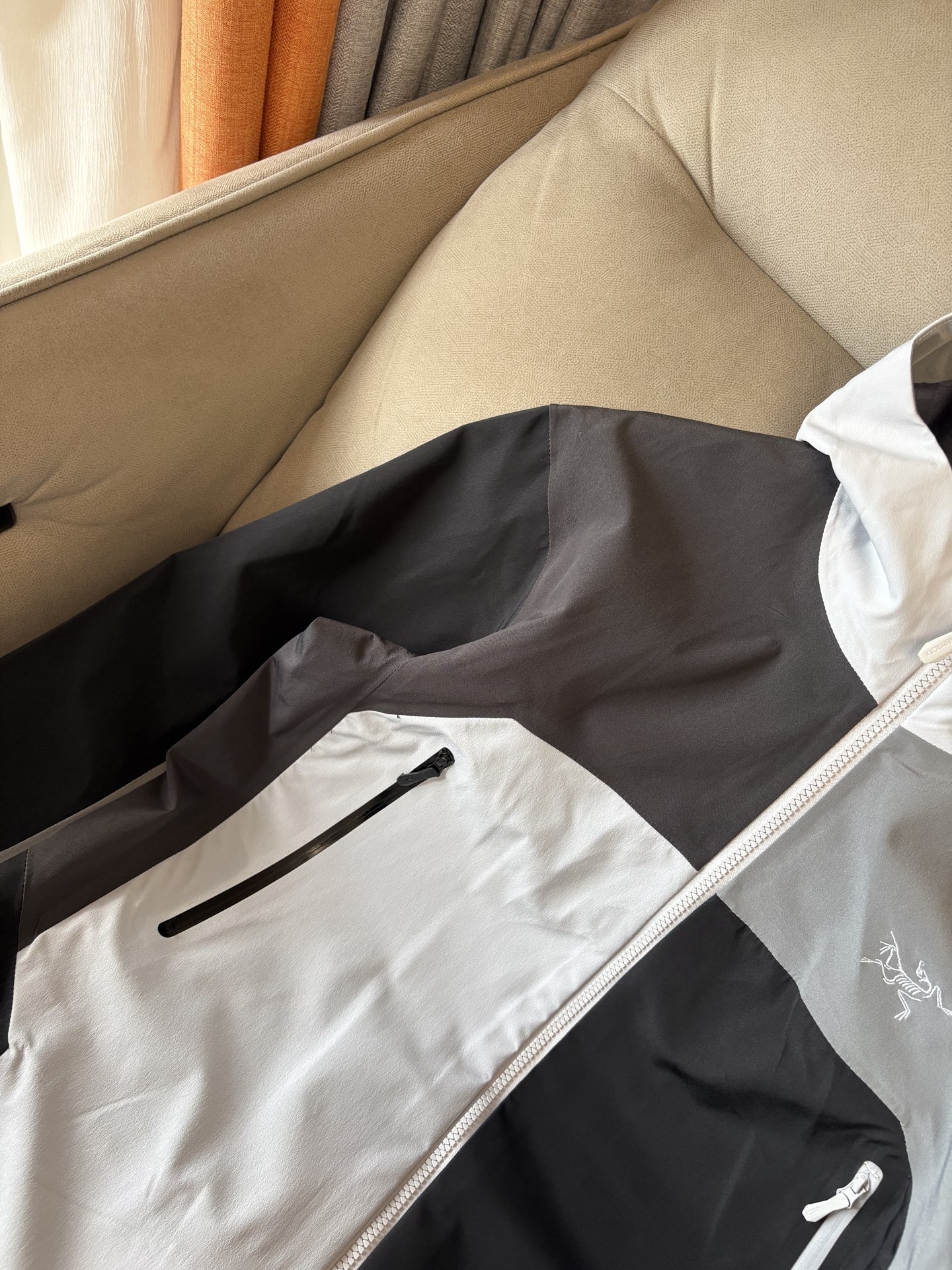 爆款 顶配 Beta SL冲锋衣是一款专为户外探险设计的高性能外套。采用GORE-TEX 面料。具备卓越