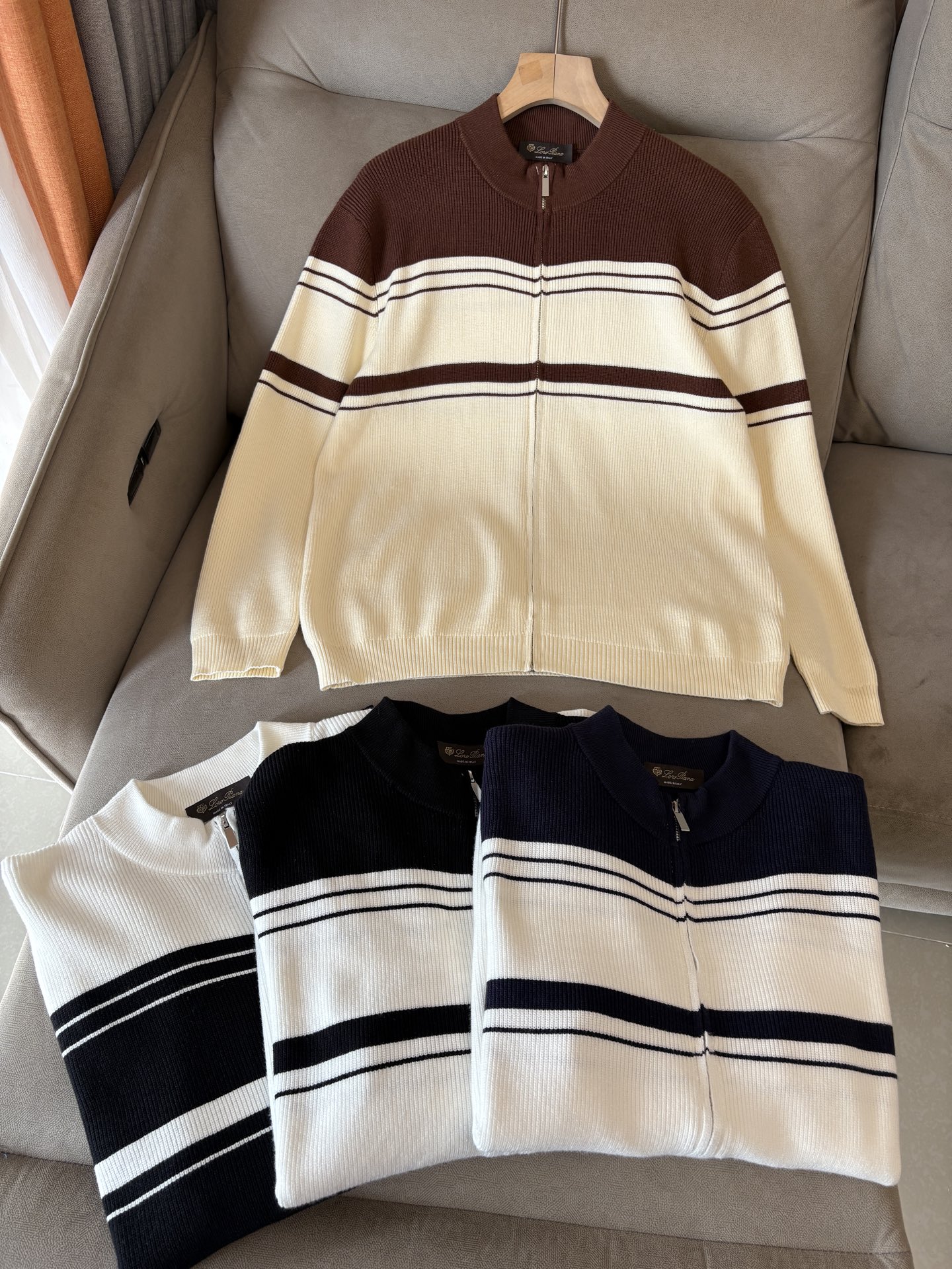 耗时王”菱形提花设计甄选超细优质纱线翻领短袖男士典藏款「耗时王」长袖针织奢雅工艺，触肤即高阶。• 匠心底