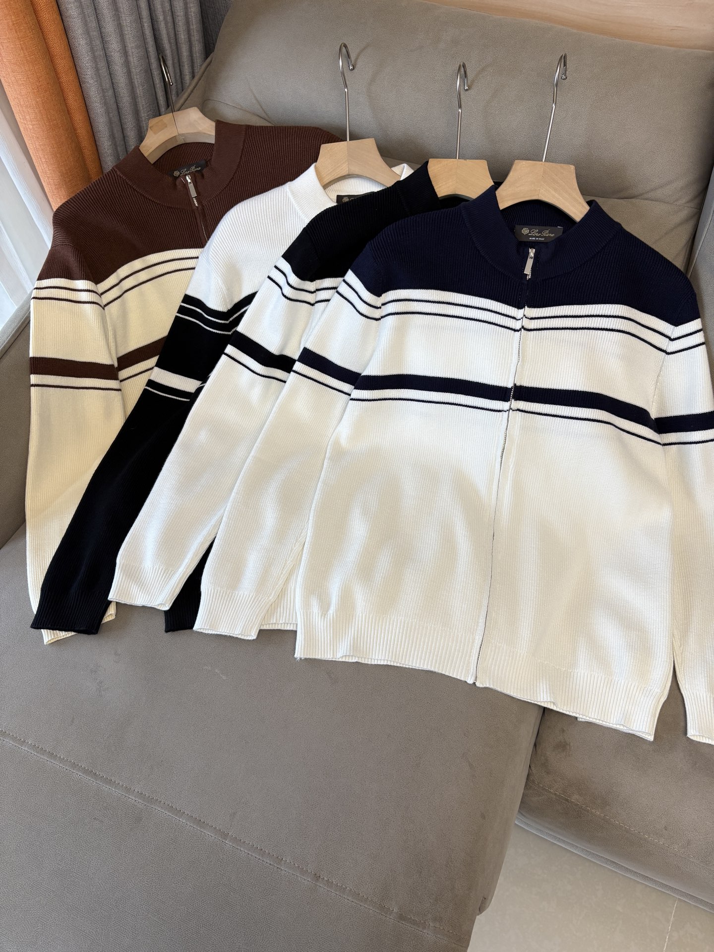 耗时王”菱形提花设计甄选超细优质纱线翻领短袖男士典藏款「耗时王」长袖针织奢雅工艺，触肤即高阶。• 匠心底