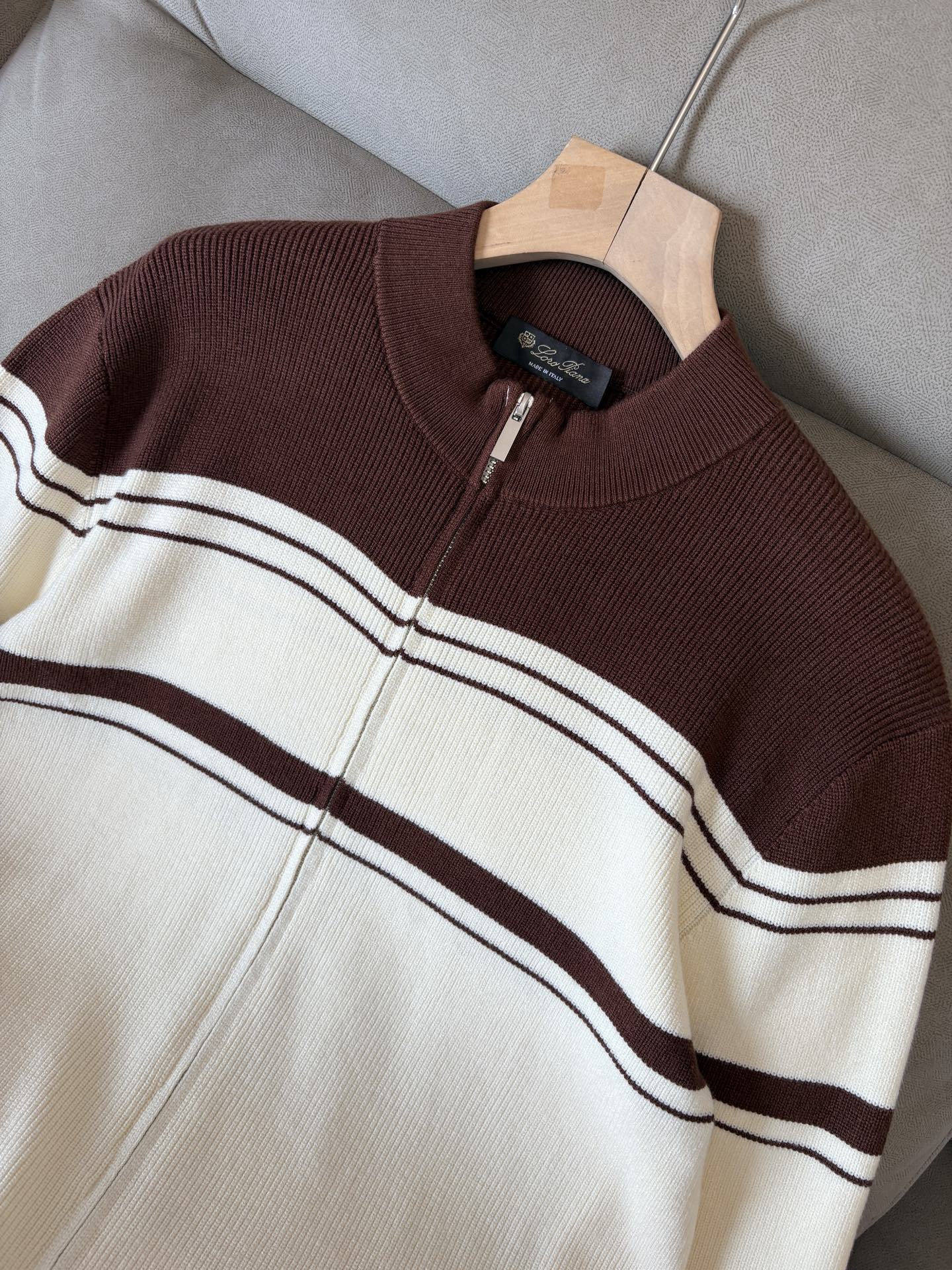 耗时王”菱形提花设计甄选超细优质纱线翻领短袖男士典藏款「耗时王」长袖针织奢雅工艺，触肤即高阶。• 匠心底