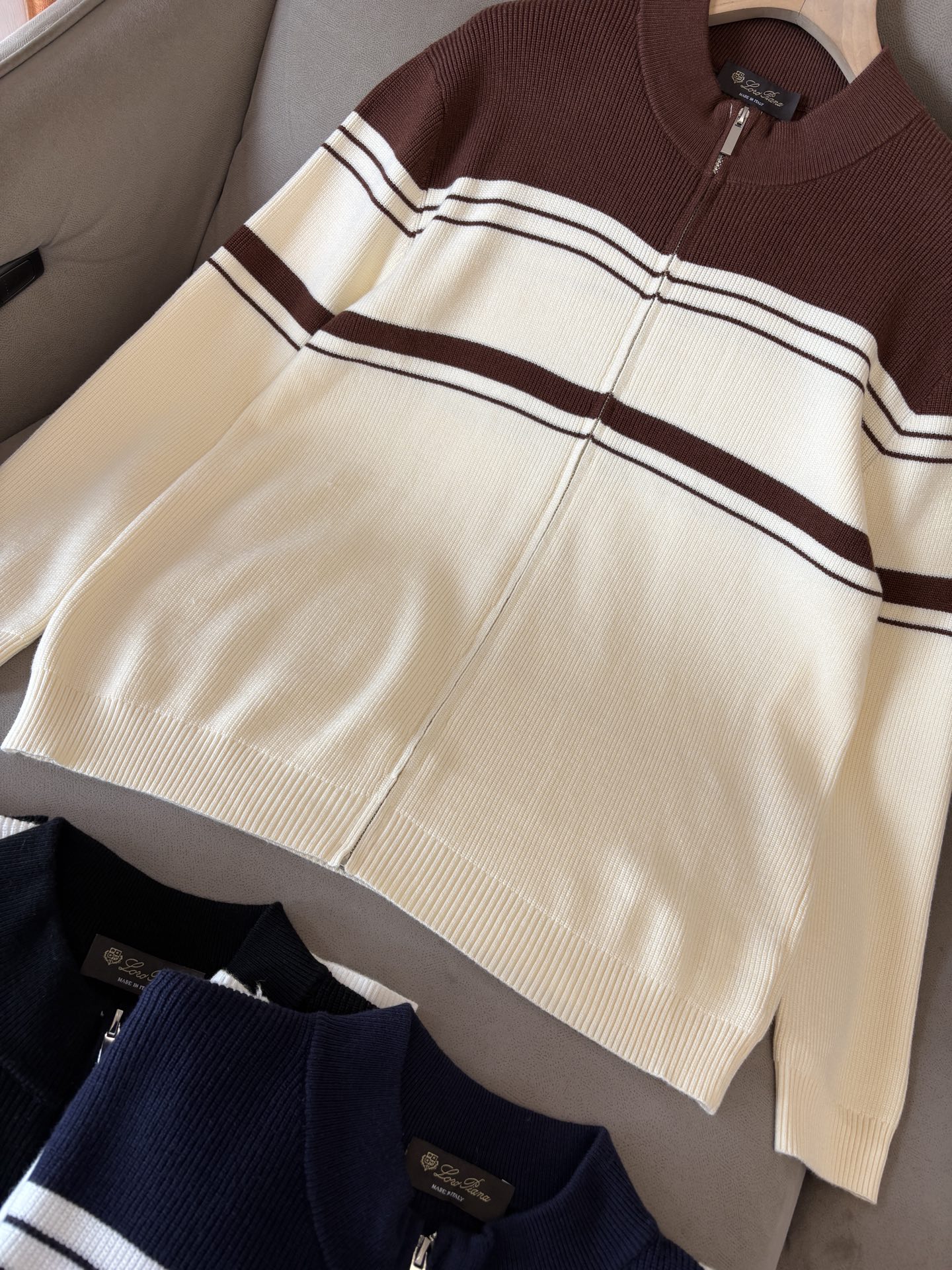 耗时王”菱形提花设计甄选超细优质纱线翻领短袖男士典藏款「耗时王」长袖针织奢雅工艺，触肤即高阶。• 匠心底