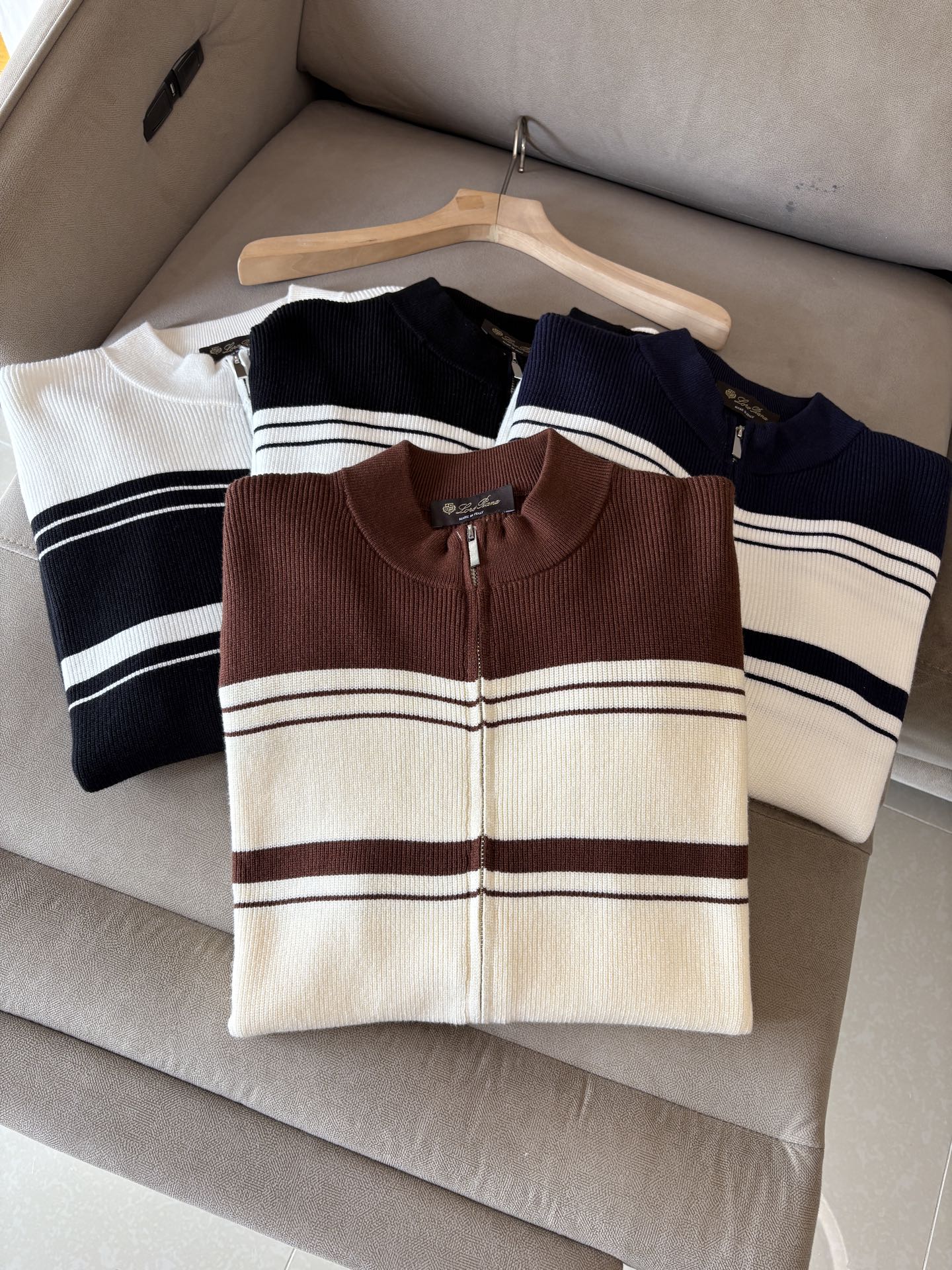 耗时王”菱形提花设计甄选超细优质纱线翻领短袖男士典藏款「耗时王」长袖针织奢雅工艺，触肤即高阶。• 匠心底