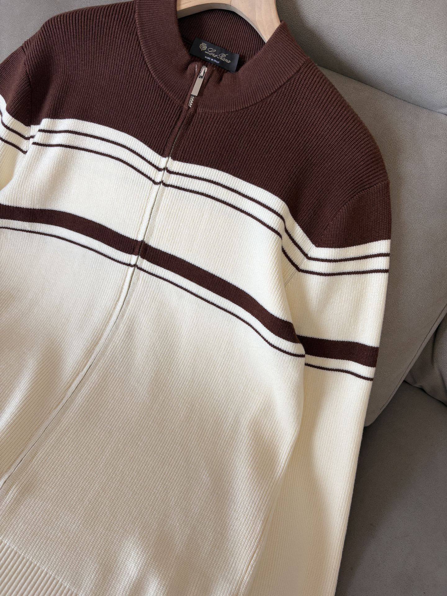 耗时王”菱形提花设计甄选超细优质纱线翻领短袖男士典藏款「耗时王」长袖针织奢雅工艺，触肤即高阶。• 匠心底