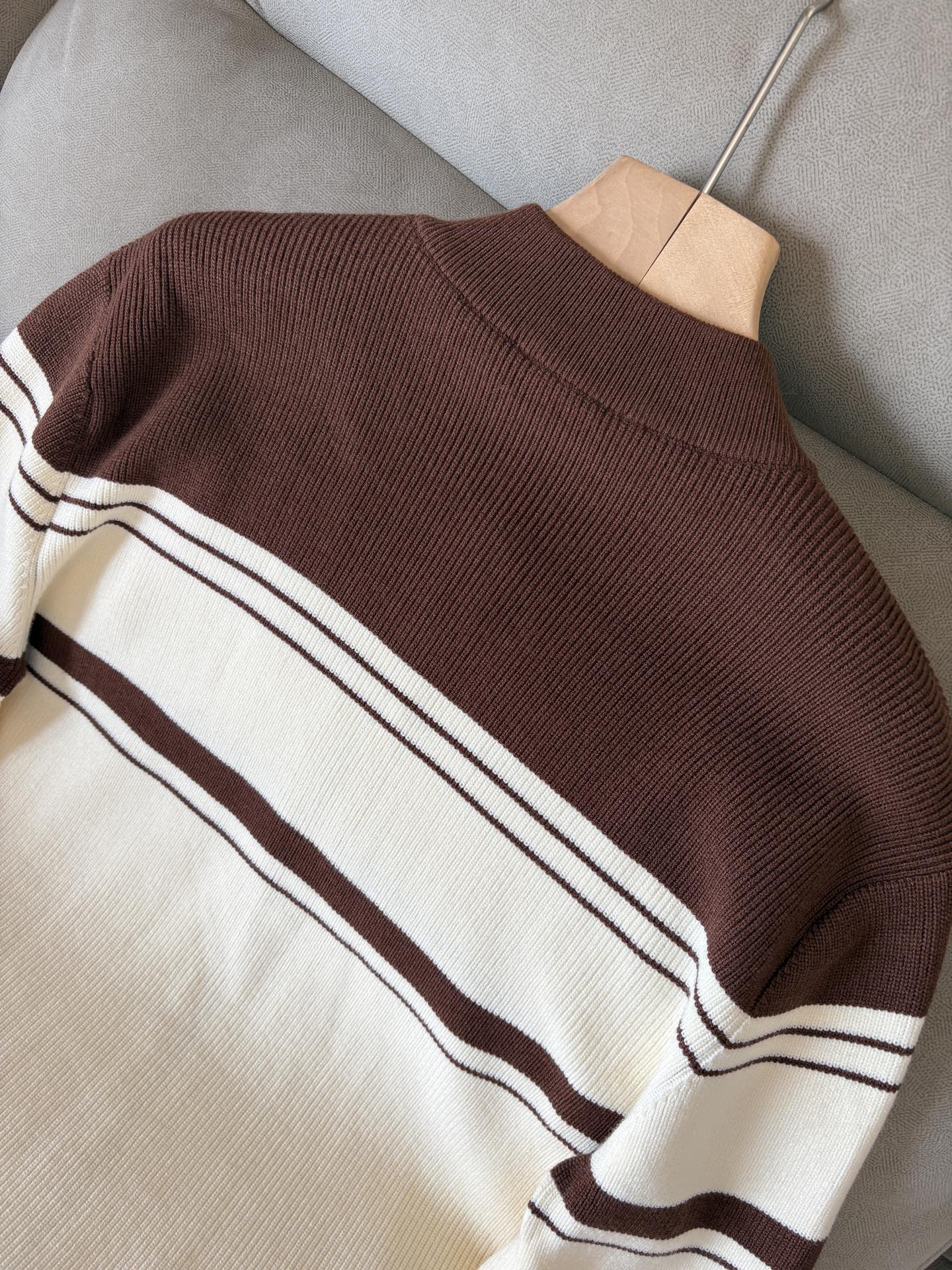 耗时王”菱形提花设计甄选超细优质纱线翻领短袖男士典藏款「耗时王」长袖针织奢雅工艺，触肤即高阶。• 匠心底