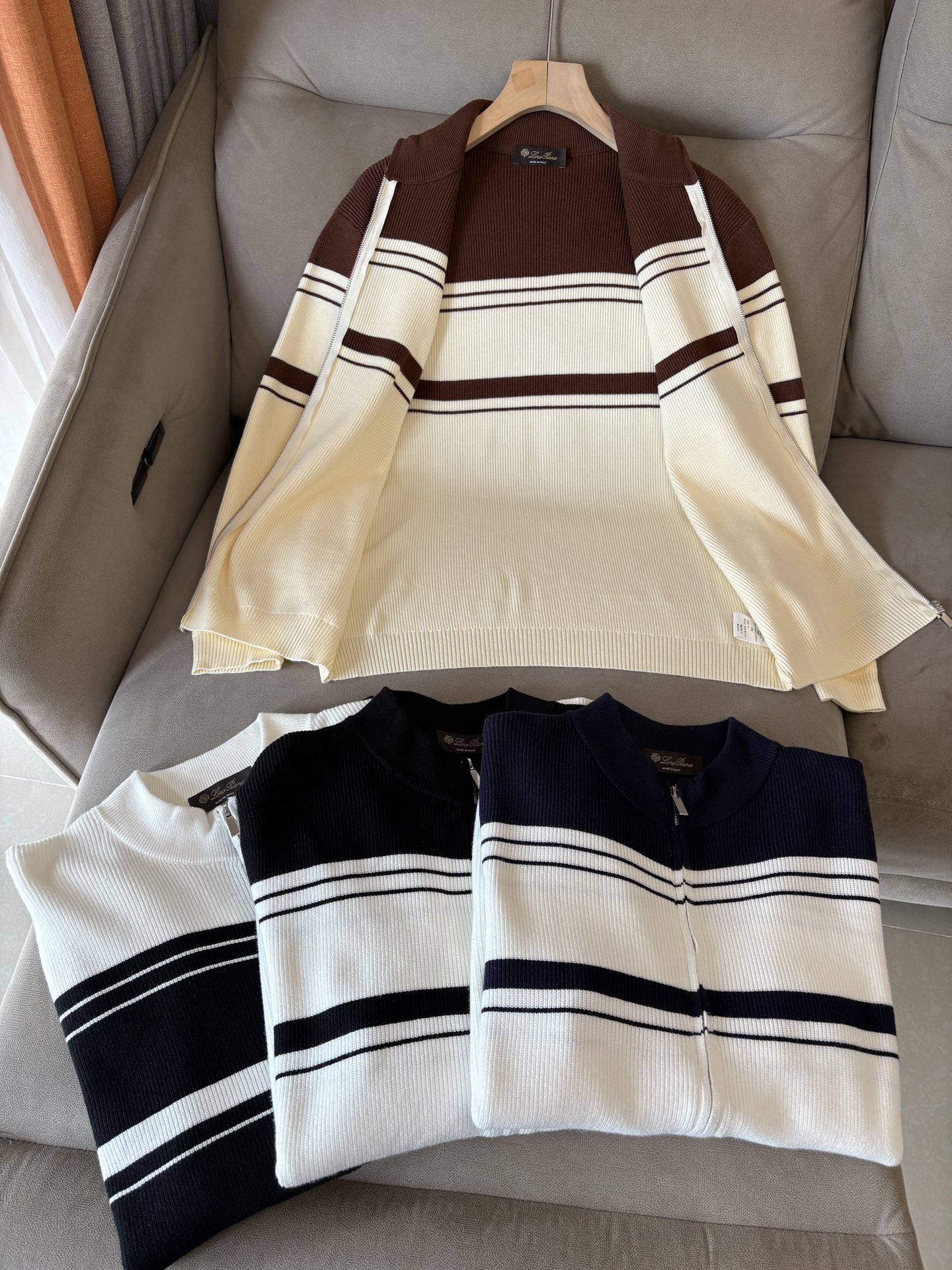 耗时王”菱形提花设计甄选超细优质纱线翻领短袖男士典藏款「耗时王」长袖针织奢雅工艺，触肤即高阶。• 匠心底