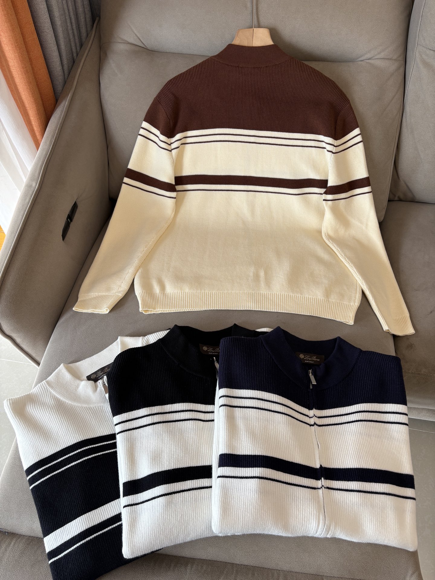 耗时王”菱形提花设计甄选超细优质纱线翻领短袖男士典藏款「耗时王」长袖针织奢雅工艺，触肤即高阶。• 匠心底