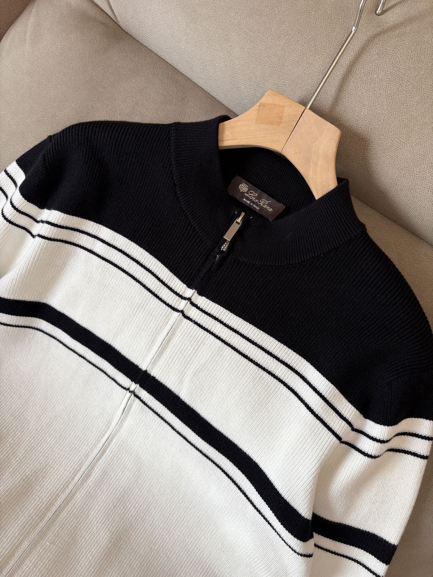 耗时王”菱形提花设计甄选超细优质纱线翻领短袖男士典藏款「耗时王」长袖针织奢雅工艺，触肤即高阶。• 匠心底