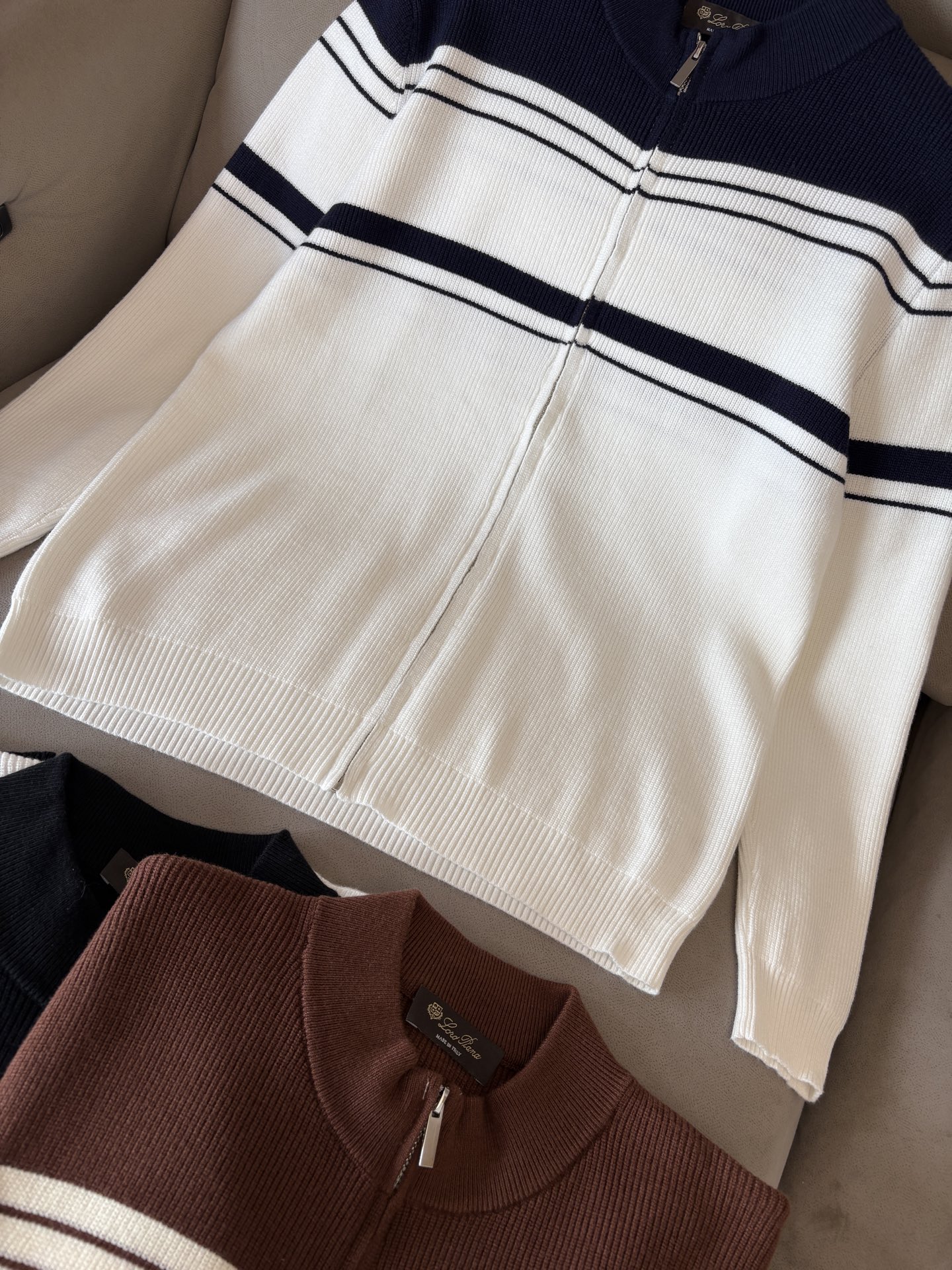 耗时王”菱形提花设计甄选超细优质纱线翻领短袖男士典藏款「耗时王」长袖针织奢雅工艺，触肤即高阶。• 匠心底