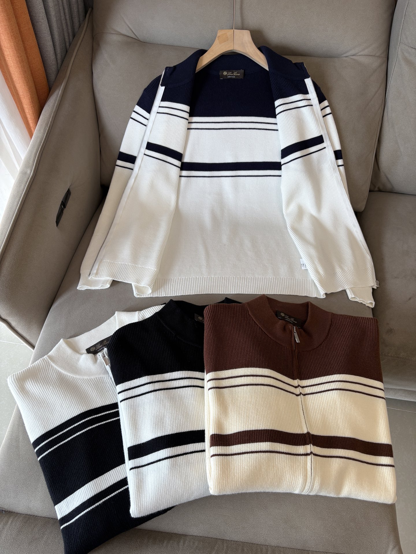 耗时王”菱形提花设计甄选超细优质纱线翻领短袖男士典藏款「耗时王」长袖针织奢雅工艺，触肤即高阶。• 匠心底