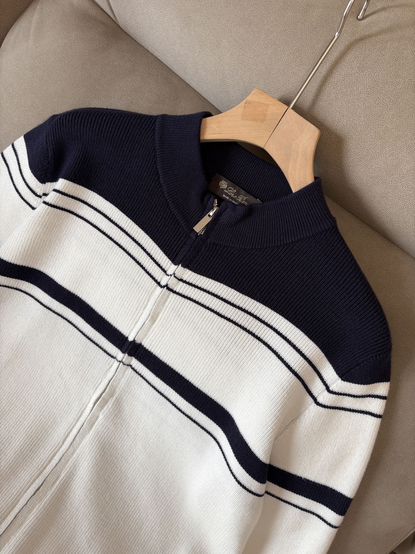 耗时王”菱形提花设计甄选超细优质纱线翻领短袖男士典藏款「耗时王」长袖针织奢雅工艺，触肤即高阶。• 匠心底