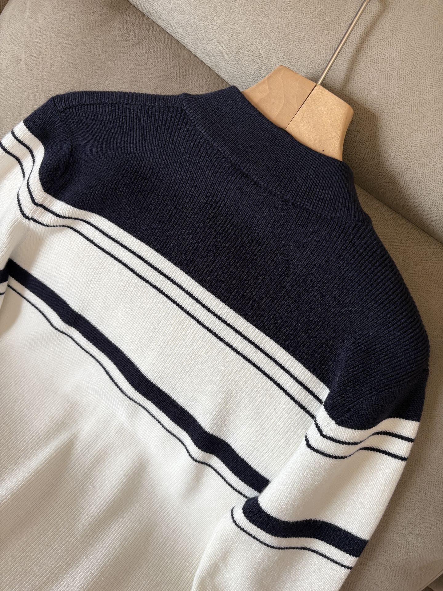 耗时王”菱形提花设计甄选超细优质纱线翻领短袖男士典藏款「耗时王」长袖针织奢雅工艺，触肤即高阶。• 匠心底