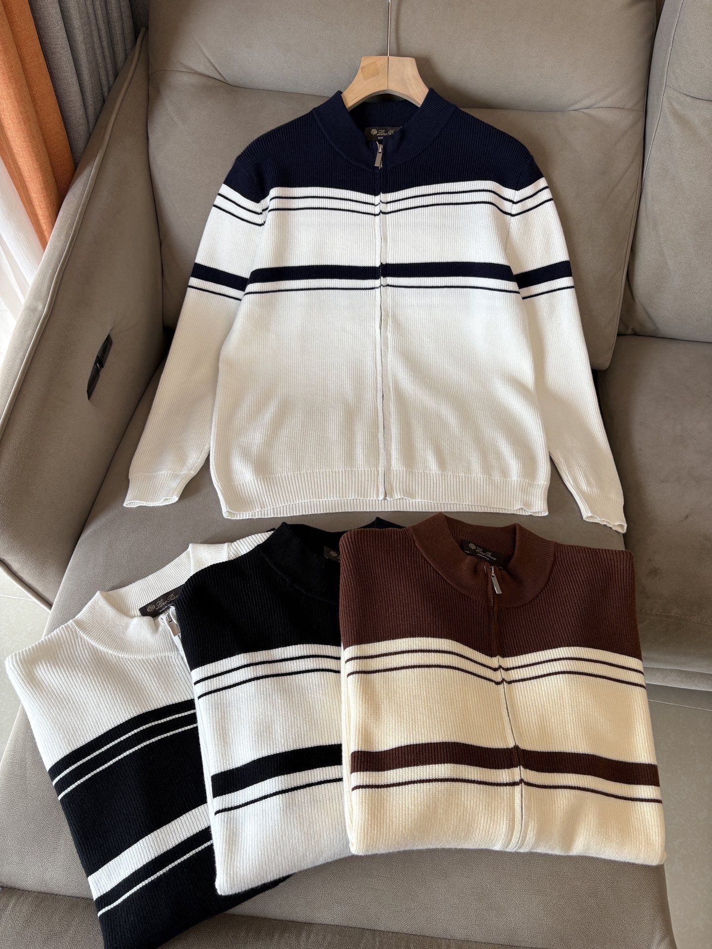 耗时王”菱形提花设计甄选超细优质纱线翻领短袖男士典藏款「耗时王」长袖针织奢雅工艺，触肤即高阶。• 匠心底