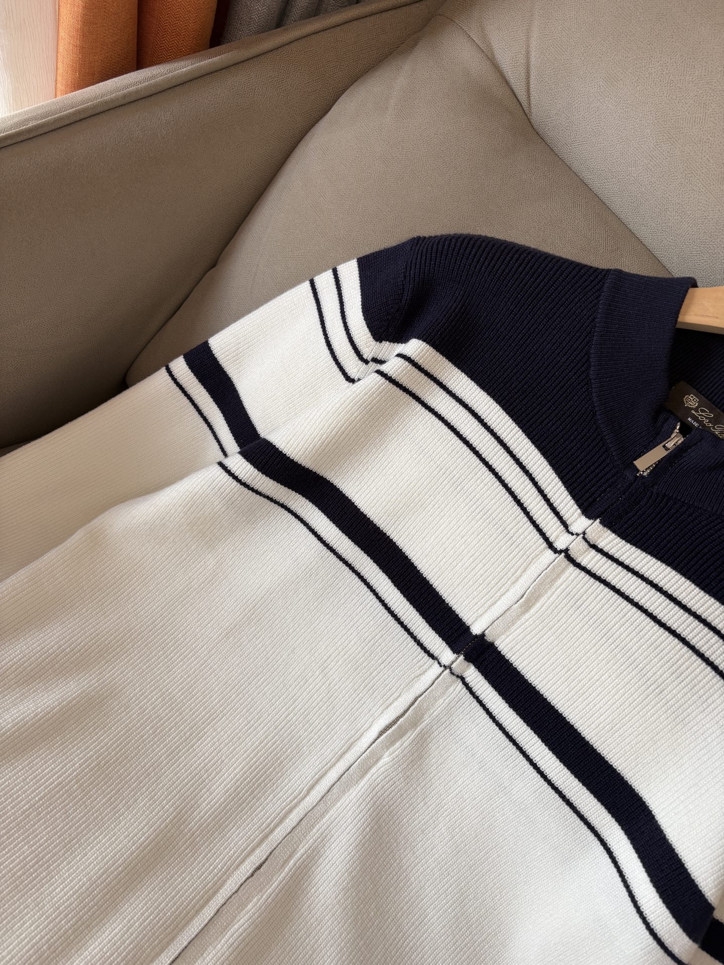 耗时王”菱形提花设计甄选超细优质纱线翻领短袖男士典藏款「耗时王」长袖针织奢雅工艺，触肤即高阶。• 匠心底