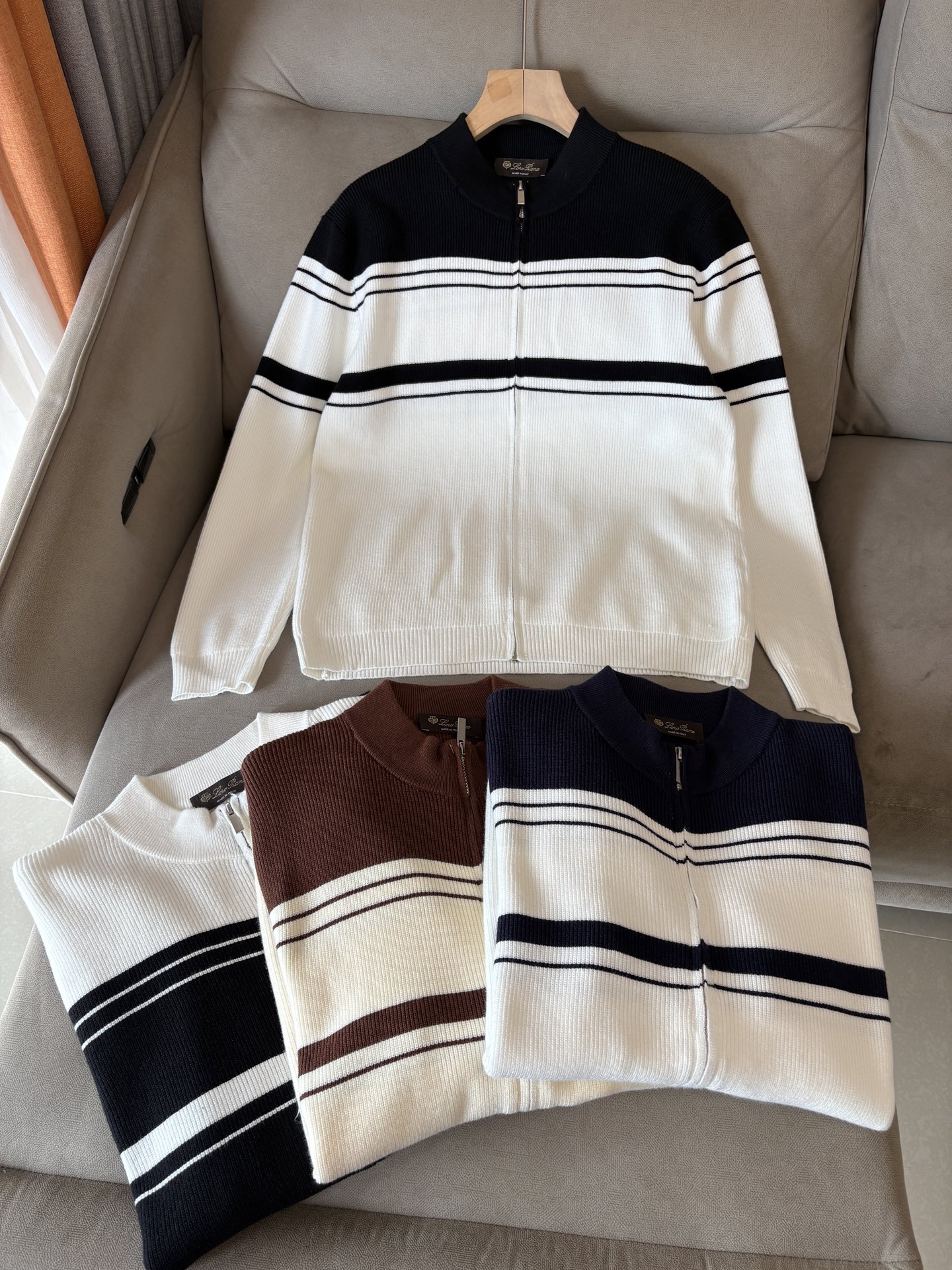 耗时王”菱形提花设计甄选超细优质纱线翻领短袖男士典藏款「耗时王」长袖针织奢雅工艺，触肤即高阶。• 匠心底