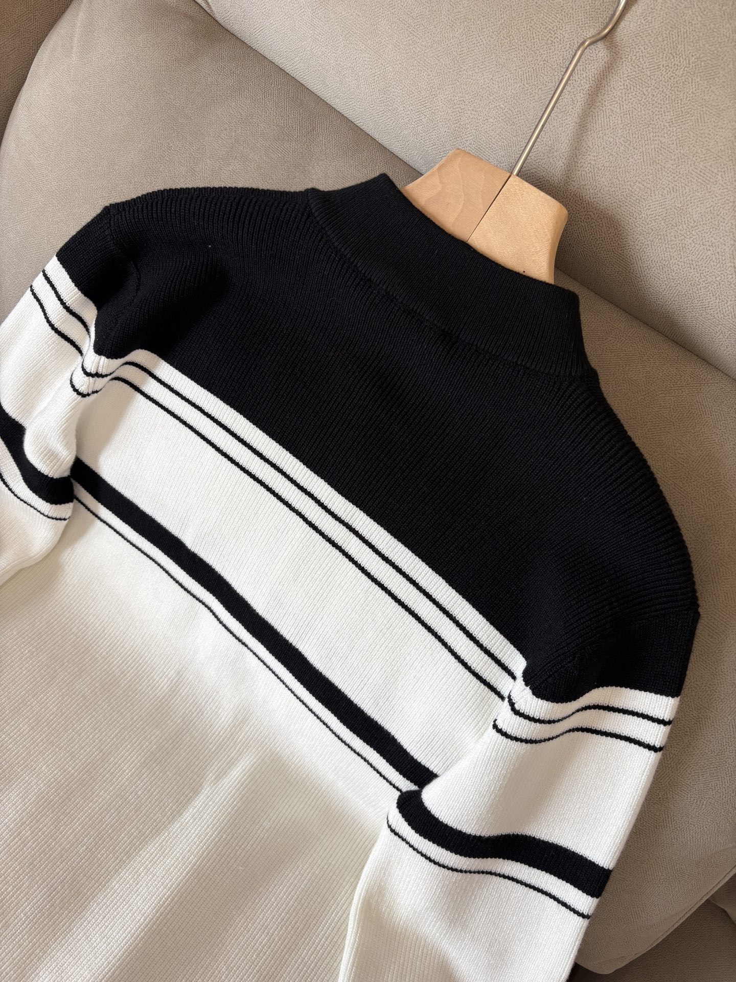 耗时王”菱形提花设计甄选超细优质纱线翻领短袖男士典藏款「耗时王」长袖针织奢雅工艺，触肤即高阶。• 匠心底