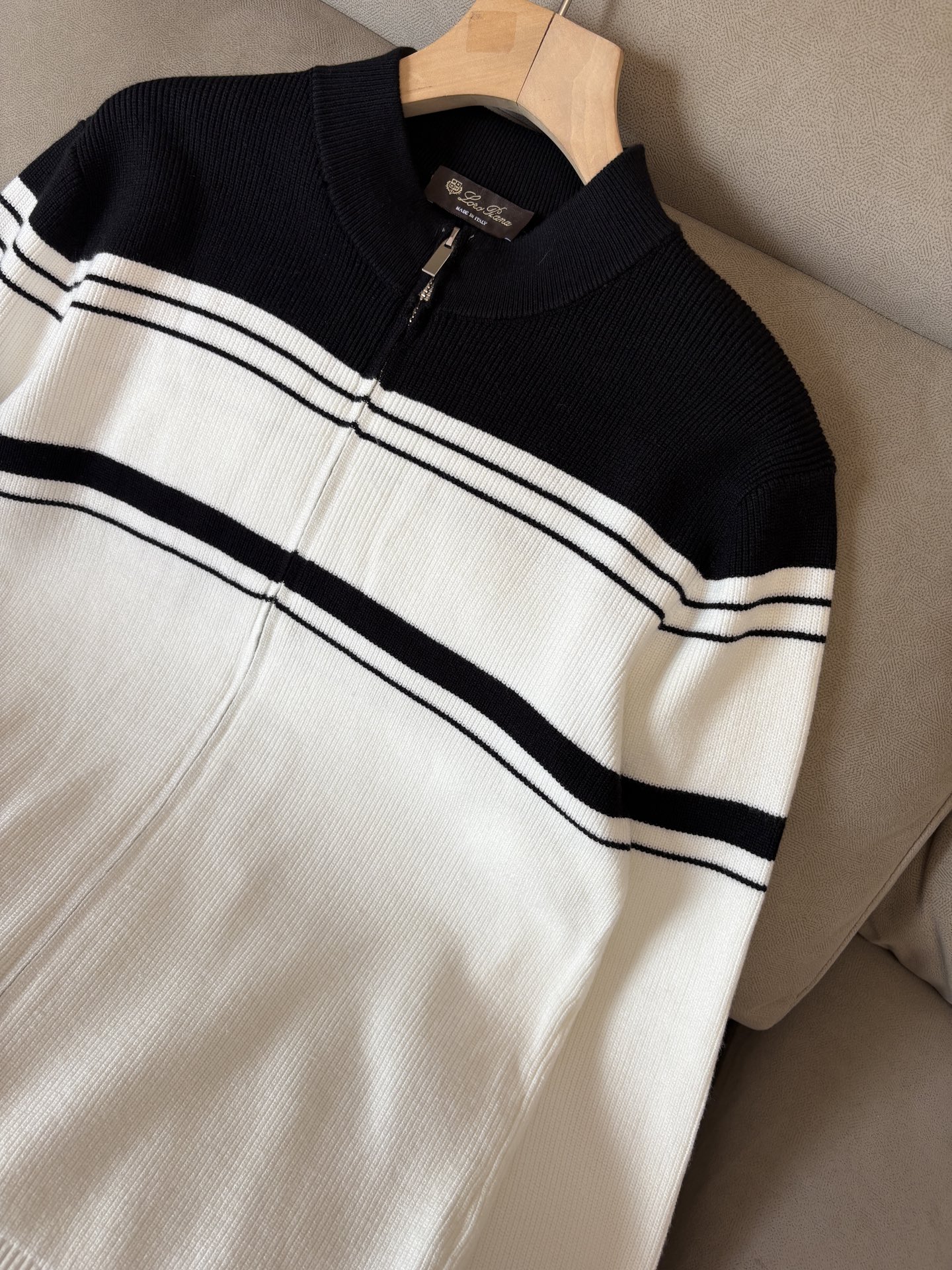 耗时王”菱形提花设计甄选超细优质纱线翻领短袖男士典藏款「耗时王」长袖针织奢雅工艺，触肤即高阶。• 匠心底