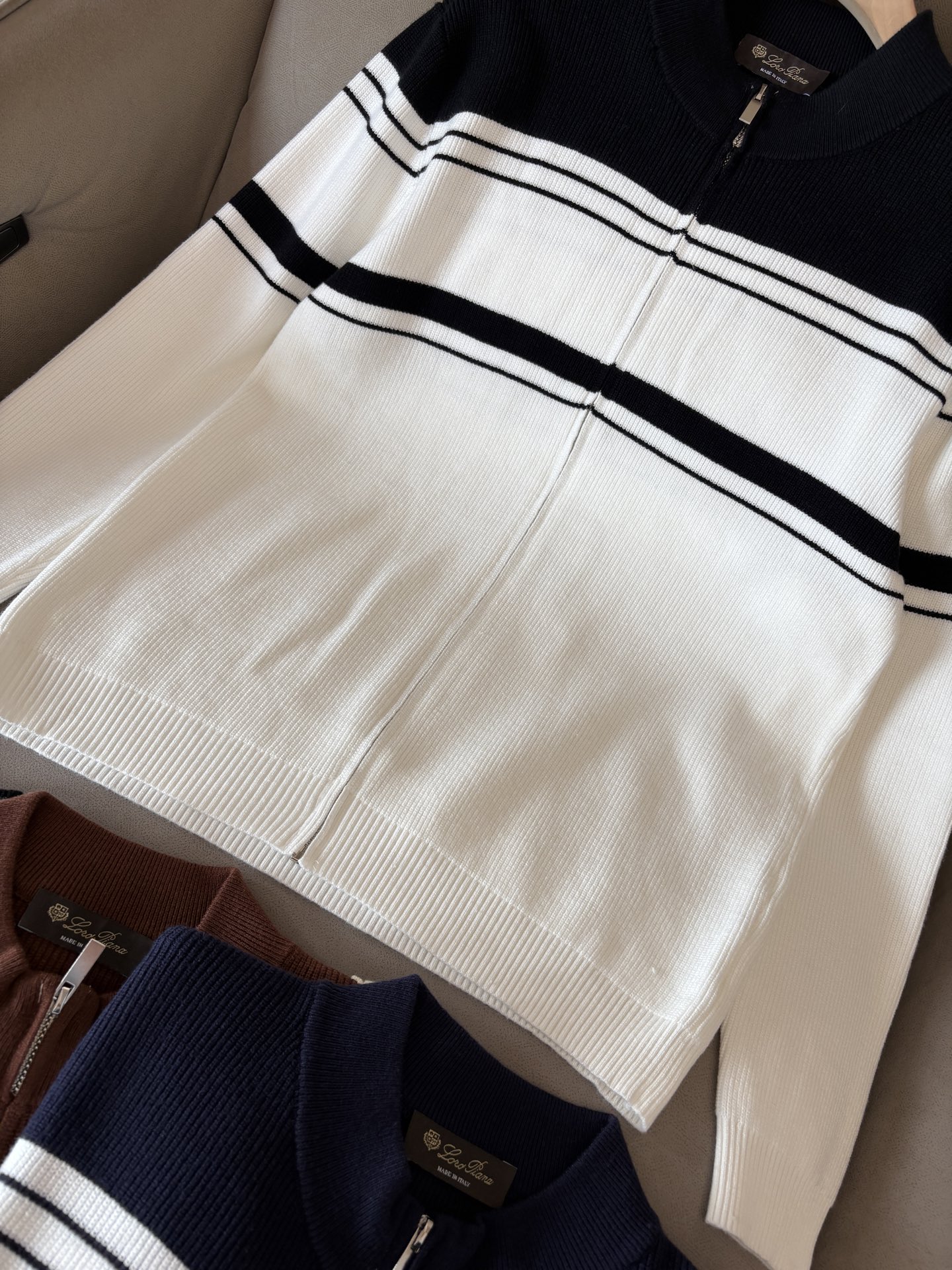 耗时王”菱形提花设计甄选超细优质纱线翻领短袖男士典藏款「耗时王」长袖针织奢雅工艺，触肤即高阶。• 匠心底