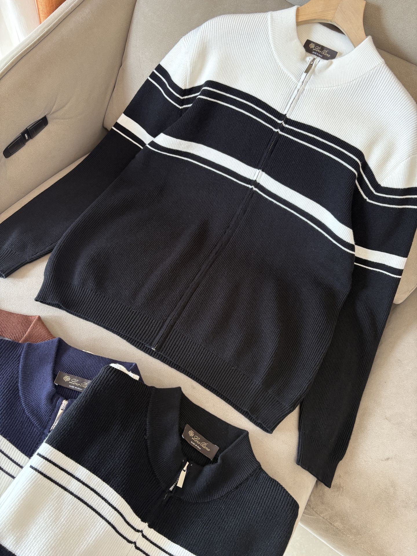 耗时王”菱形提花设计甄选超细优质纱线翻领短袖男士典藏款「耗时王」长袖针织奢雅工艺，触肤即高阶。• 匠心底