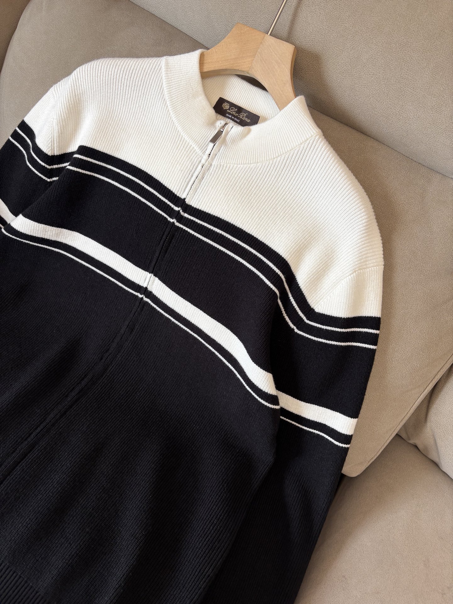 耗时王”菱形提花设计甄选超细优质纱线翻领短袖男士典藏款「耗时王」长袖针织奢雅工艺，触肤即高阶。• 匠心底