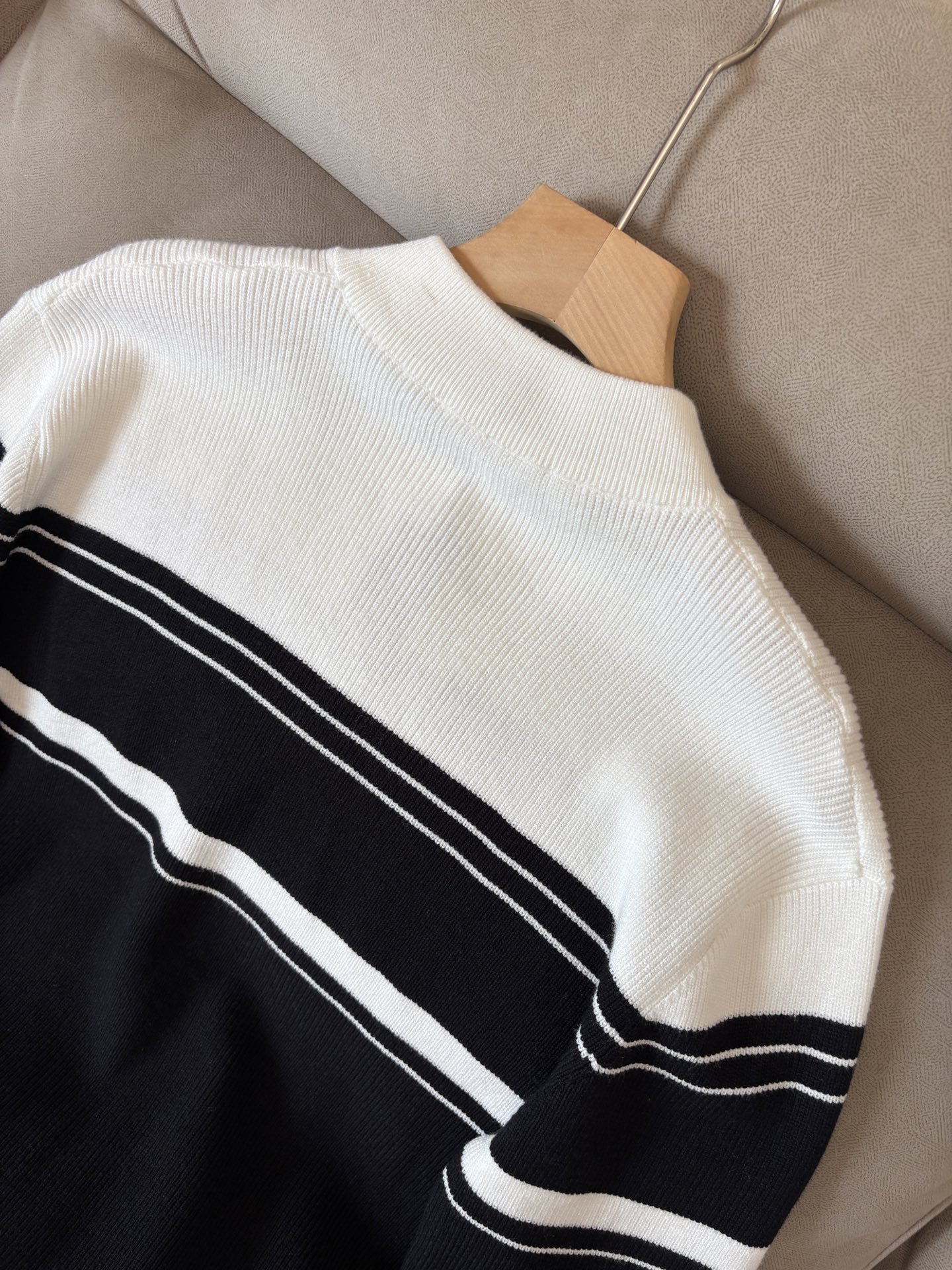 耗时王”菱形提花设计甄选超细优质纱线翻领短袖男士典藏款「耗时王」长袖针织奢雅工艺，触肤即高阶。• 匠心底