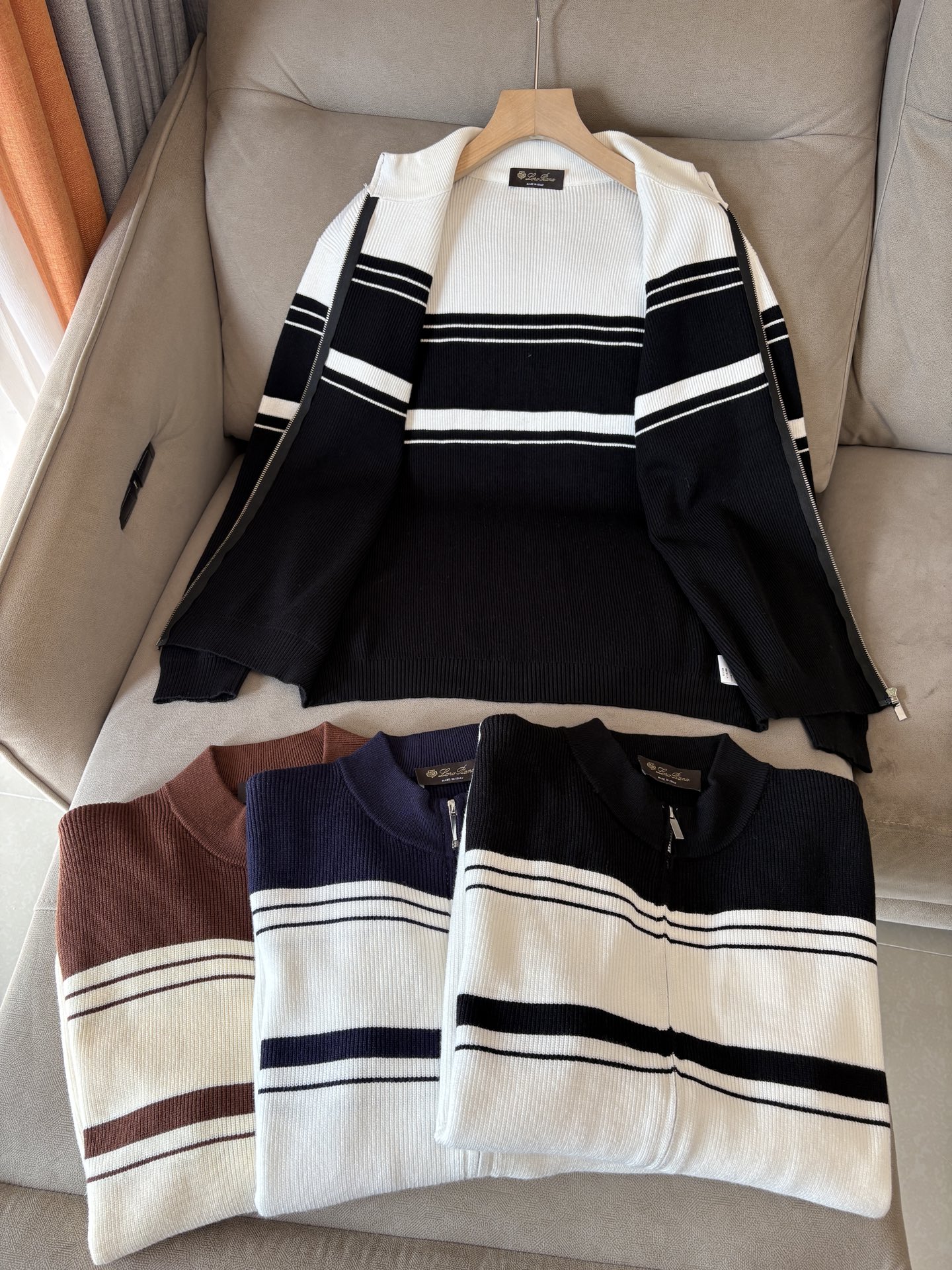 耗时王”菱形提花设计甄选超细优质纱线翻领短袖男士典藏款「耗时王」长袖针织奢雅工艺，触肤即高阶。• 匠心底