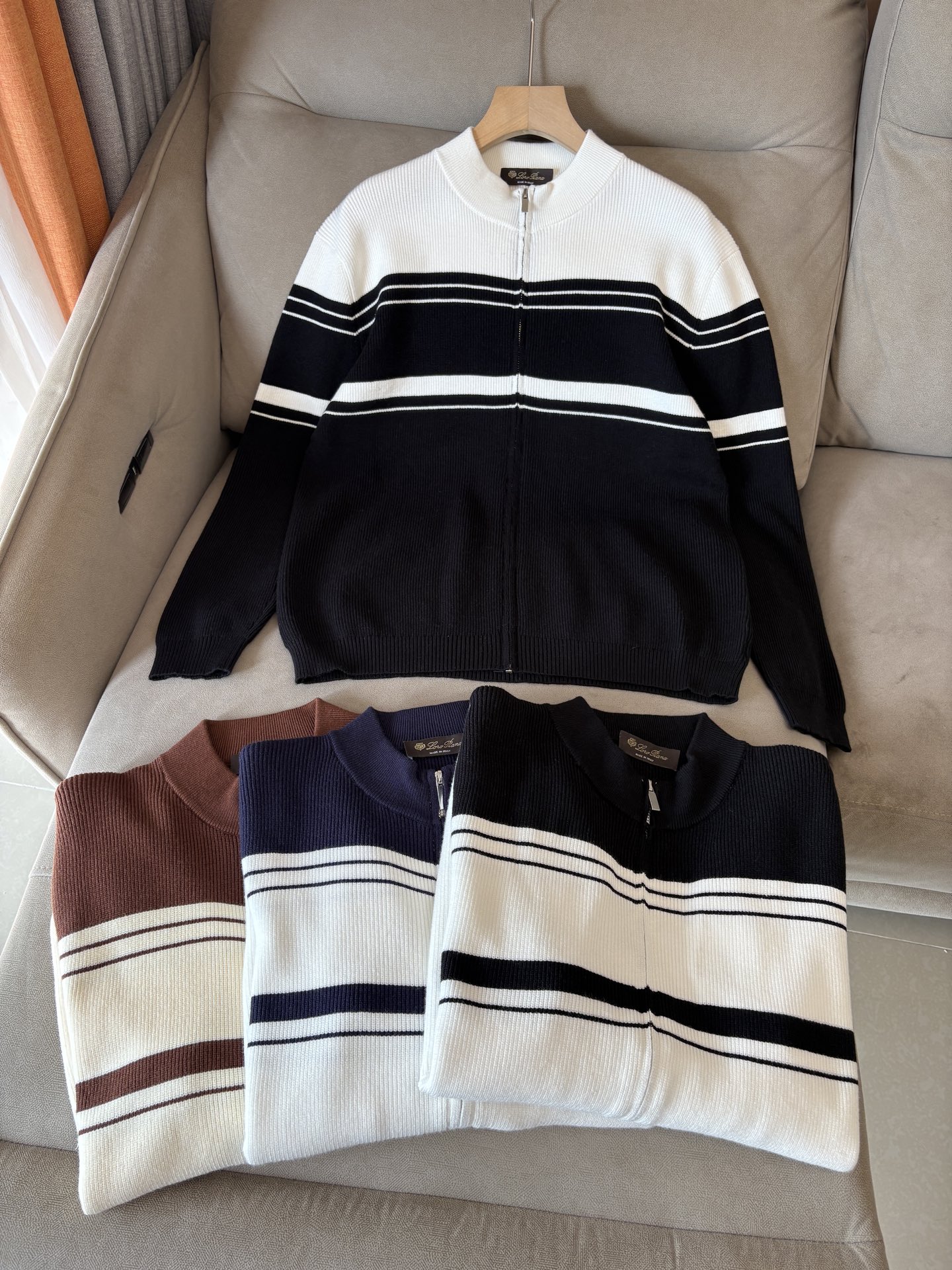 耗时王”菱形提花设计甄选超细优质纱线翻领短袖男士典藏款「耗时王」长袖针织奢雅工艺，触肤即高阶。• 匠心底