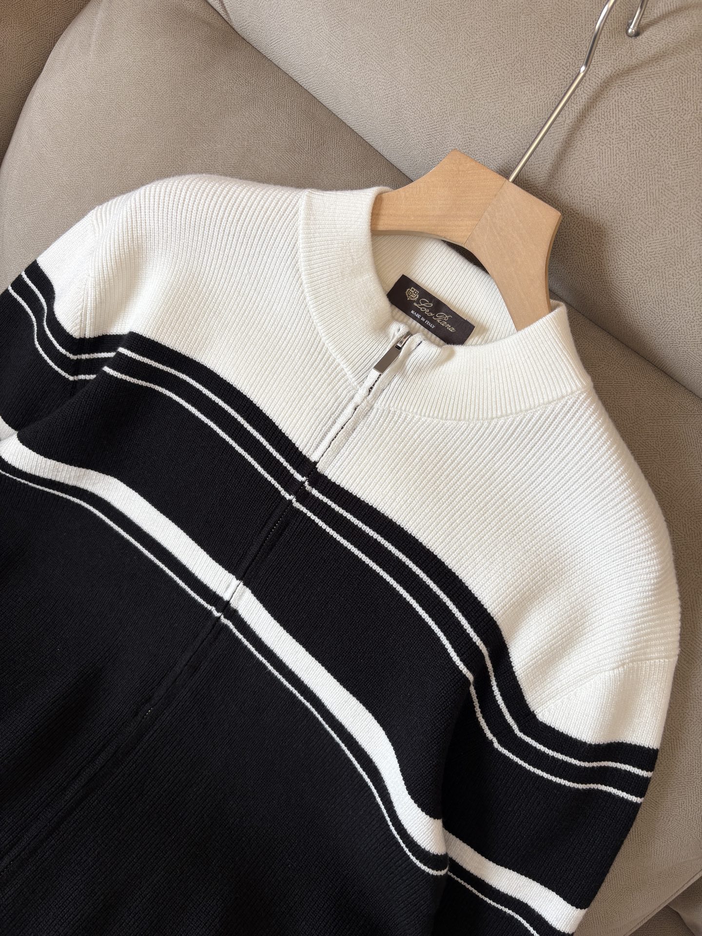 耗时王”菱形提花设计甄选超细优质纱线翻领短袖男士典藏款「耗时王」长袖针织奢雅工艺，触肤即高阶。• 匠心底