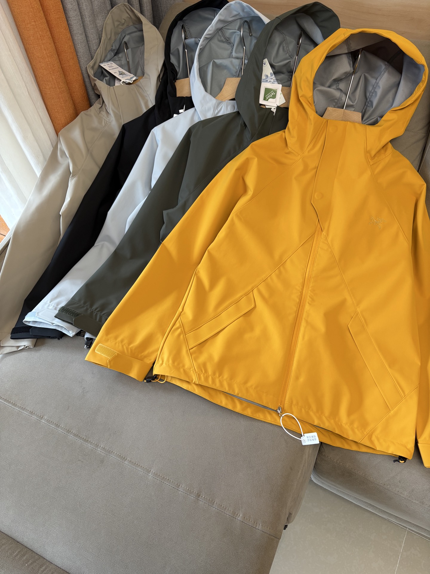 NO:530700,Top-up Beta SL jacket is a high-performance jacket designed for outdoor adventure. It is made of GORE-TEX fabric. It has excellent waterproof and breathable properties to ensure that it remains dry and comfortable in bad weather. Its high-quality design makes it easy to carry and is ideal for long-term hiking and traveling. The new Beta SL color is not only fashionable and eye-catching, but also increases visibility during outdoor activities and improves safety. The unique StormHood hood design provides comprehensive head protection without affecting the field of view. The underarm zipper design enhances breathability and prevents overheating. Whether it is mountaineering, hiking or daily commuting, the Archaeoptera Beta SL Sequoia jacket is an indispensable choice for you. Color black; beige; green; grayish-white; yellow Size M-XXXL,arc'teryx,jackets &  coats, hats, alexander wang19860909爆款 顶配 Beta SL冲锋衣是一款专为户外探险设计的高性能外套. 采用GORE-TEX 面料. 具备卓越的防水透气性能,确保在恶劣天气下依然保持干爽舒适. 其高质量设计使其便于携带,非常适合长时间的徒步和旅行. Beta SL新色不仅时尚亮眼,还增加了户外活动中的可见性,提升安全性.独特的 StormHood帽兜设计,提供全面的头部保护,同时不影响视野. 腋下拉链设计增强了透气性,防止过热.无论是登山、徒步还是日常通勤,始祖鸟Beta SL红杉色冲锋衣都是您不可或缺的理想选择. 颜色黑色；米白；绿色；灰白；黄色 尺码M-XXXL,arc'teryx,jackets & coats,hats,alexander wang,Men's clothing