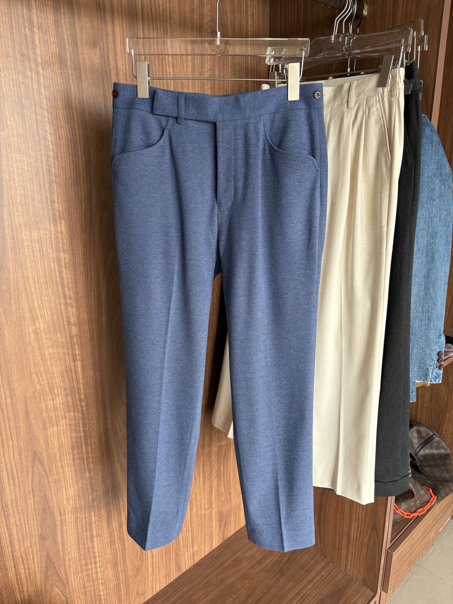 NO:550773,Fabric is old and rich in flavor, double pleated design, Neapolitan adjustable trousers, waist trousers] Tired of the same trousers?  This Italian trousers containing wool tinsel acetate fabric is definitely your new favorite. Luxury products are created and selected for luxury style. Let you be elegant in all seasons; acetate fiber has a natural drape, and it is elegant and comfortable when walking, and it is soft and shiny, showing low-key luxury; tinsel brings dryness and breathability, farewell to the stuffy and sticky. This fabric is not only skin-friendly, but also wrinkle-resistant and wear-resistant. It is worry-free and labor-saving for daily wear, and can last forever even if worn frequently. Looking at the design, the double-pleat design is the finishing touch. It not only adds the layering of the pants, but also cleverly expands the capacity of the pants, allowing you to move freely without any sense of restraint. Whether it is daily commuting, business negotiation, or leisurely weekends, it can be perfectly adapted.  The adjustable waist of Naples is unique. The unique Paris buckle design allows you to no longer worry about the constraints of the belt. You can find the most comfortable wearing state with a gentleman's face. You can easily raise the waistline and visually become long legs, and your elegant temperament is instantly full. The style full of old money is a tribute to classic gentleman's outfits. The simplicity contains the persistent pursuit of quality and details. When you wear it, you don't need to be ostentatious. Every move is full of high-end feeling, demonstrating the mature taste that has been settled over the years. When others are still tangled between the comfort and fashion of trousers, you have already put on it, confidently welcome every occasion in your life, and easily become the focus of the crowd. 29-36 No 35,,alexander wang19860909面料老钱味十足双褶设计那不勒斯可调节裤腰西裤】厌倦了千篇一律的西裤？这款含羊毛醋酸天丝面料的意式西裤,绝对是你的新宠.奢品缔造,甄选意奢风范. 让你在四季也能风度翩翩；醋酸纤维自带天然垂坠感,走起路来潇洒自在,而且光泽柔和,尽显低调奢华；天丝则带来了干爽透气,告别闷热黏腻.这种面料不仅亲肤,还抗皱耐磨,日常穿着省心省力,即便频繁穿着也能长久如新. 再看设计,双褶设计堪称点睛之笔.它既增添了裤子的层次感,又巧妙地扩充了裤身容量,让你活动自如,丝毫没有束缚感,不管是日常通勤、商务洽谈,还是悠闲的周末时光,都能完美适配. 那不勒斯可调节裤腰更是别具一格.独特的巴黎扣设计,让你无需再为腰带的束缚而烦恼,轻轻一调,就能找到最舒适的穿着状态,还能轻松拉高腰线,视觉上秒变大长腿,优雅气质瞬间拉满. 老钱味十足的风格,是对经典绅士着装的致敬,简约中蕴含着对品质与细节的执着追求,穿上它,无需张扬,举手投足间尽是高级感,彰显出历经岁月沉淀的成熟品味. 当别人还在西裤的舒适与时尚间纠结时,你已经穿上它,自信迎接生活中的每一个场合,轻松成为人群焦点.29-36没35,,alexander wang,Men's clothing