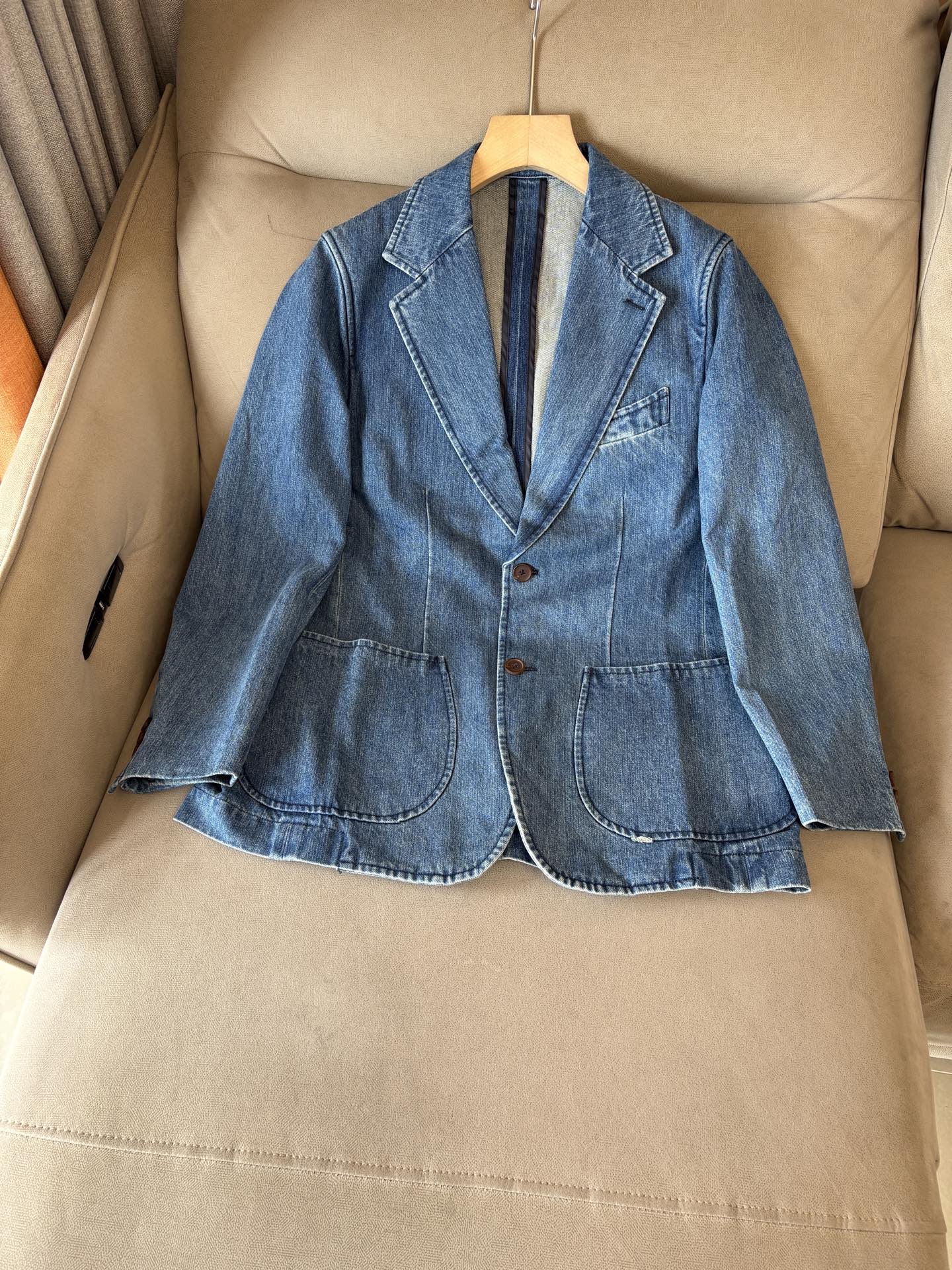 NO:539176,LP denim suit is known as the top luxury imported denim fabric retro old-fashioned style flat collar two-pin buckle oblique lining single western luxury choice!  Solbiati denim suit, interpreting the charm of retro gentlemanly. When the century-old fabric legend encounters classic tailoring, a suit that can interpret men's excellent taste and style came into being. This flat-neck two-button buckle oblique lining single suit made of imported fabrics of 'Ma King' Solbiati is a masterpiece of interweaving elegance and retro, and will start a journey of exquisite outfits for you.  The use of imported linen fabrics shows the top texture. It is known as the 'King of Ma' and has a long history of more than a hundred years. Its strict control of linen raw materials and exquisite textile craftsmanship give the fabric an unparalleled quality. The 30-piece fineness makes the fabric delicate and tough. The 138 grams weight is moderate, which not only ensures a crisp and stylish dressing effect, but also has good breathability and comfort. The natural texture and color of linen demonstrates a unique natural beauty. Every time it is worn, it seems to be intimate contact with nature. In the hot summer, it can quickly take away the heat on the body surface and keep it refreshing; in other seasons, its warmth can bring just the right warmth, truly achieving a dressing experience that is suitable for all seasons.  Retro old Qian style elements are unique. The retro old Qian style design is inspired by classics and incorporates the understanding of modern fashion, making the suit exude a time-honored charm. The flat collar design is simple and elegant, classic and versatile, and can cleverly modify the face and neck lines, showing the ability and confidence of a man. The two-bar design not only conforms to the specifications of traditional suits, but also adds a bit of neatness. When worn, you can open and close freely according to the occasion to create different styles. The details of the oblique lining not only enhances the three-dimensionality and support of the suit, making the overall shape more crisp, but also effectively prevents the suit from deforming and extends the service life.19860909LP牛仔西装之称顶奢进口牛仔面料复古老钱风款式平驳领两粒扣斜插衬单西顶奢之选！Solbiati牛仔西装,演绎复古绅士魅力 当百年面料传奇邂逅经典剪裁,一款能诠释男士卓越品味与格调的西装应运而生.这款以“麻王”Solbiati进口面料打造的平驳领两粒扣斜插衬单西装,是优雅与复古交织的杰作,将为你开启一段精致的穿搭之旅. 选用进口亚麻面料,尽显顶级质感.素有“麻王”之称,拥有超过百年的悠久历史.其对亚麻原料的严格把控与精湛的纺织工艺,赋予了面料无与伦比的品质.30支的精细度,让面料质感细腻且富有韧性,138克的克重适中,既保证了挺括有型的穿着效果,又具备良好的透气性和舒适性.亚麻天然的纹理与色泽,彰显着独特的自然美感,每一次穿着都仿佛是与大自然的亲密接触.在炎炎夏日,它能迅速带走体表热量,保持清爽；而在其他季节,其保暖性又能带来恰到好处的温暖,真正实现四季皆宜的穿搭体验. 复古老钱风元素,别具韵味.复古的老钱风设计灵感源自经典,又融入了现代时尚的理解,让西装散发着历久弥新的魅力.平驳领设计简洁大方,经典且百搭,能够巧妙修饰脸型与颈部线条,展现出男士的干练与自信.两粒扣的设计既符合传统西装的规范,又增添了几分利落感,穿着时可根据场合自由开合,塑造出不同的风格.斜插衬的细节处理,不仅增强了西装的立体感和支撑性,使整体造型更加挺括,还能有效防止西装变形,延长使用寿命. 码数M-3XL,,loro piana,business suit,alexander wang,Men's clothing