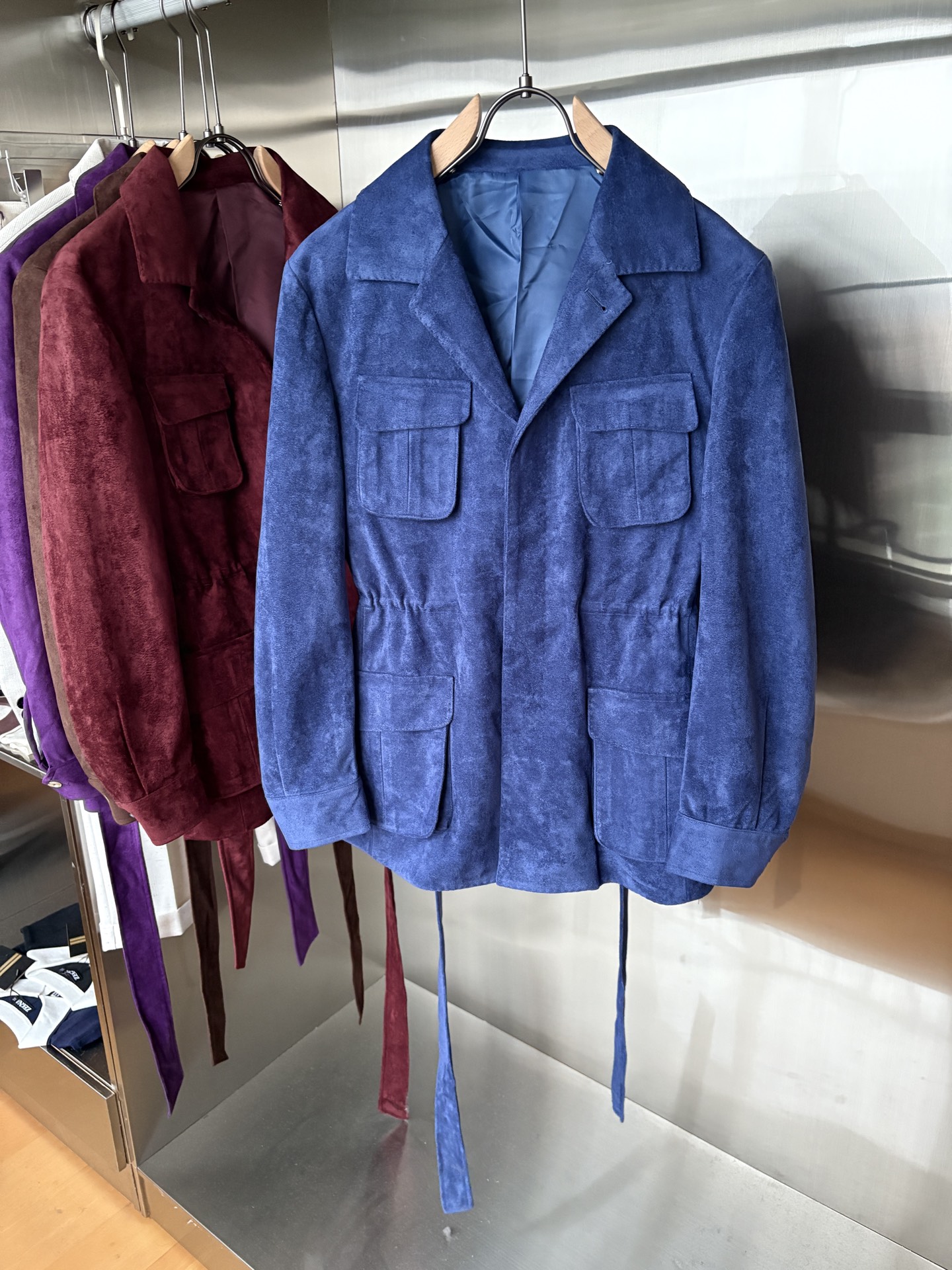 NO:571760,L, P counter's latest Italian old money style ~ comfortable and breathable hunting jacket, top quality products from the channel, very high-end business casual style, Italian old money style LP family new autumn and winter style, zipper stand collar linen jacket, suitable for commuting and leisure,  The placket zipper adopts the design of double zipper pullers, which can be easily recessed. The design of the stand-up collar makes it more urban elite style. The zipper pockets are inserted diagonally on the side, which is beautiful and practical. The customized high-woven vertical stripes and high-density cupro fiber lining are close-fitting, smooth and delicate. Customized original hardware zippers and labels are provided to highlight the quality control of high-luxury channels through details!  Size 48-56 (M-3XL),,loro piana,jackets & coats,jackets & coats,alexander wang19860909L,P专柜最新款意式老钱风~舒适透气猎装夹克外套,渠道顶级牛货,很高级的商务休闲风,意式老钱风LP家族秋冬新款,拉链立领亚麻外套,可通勤休闲的一款, 襟拉链采用双拉链头的设计,可轻松凹造型,立领的设计示,更显都市精英风范,侧面斜插拉链口袋,美观又实用,定制高织竖条纹高密铜氨纤维衬里,贴身爽滑细腻,客供定制原厂五金拉链,标唛,透过细节彰显出高奢渠道品控质感！ 码数48-56（M-3XL),,loro piana,jackets & coats,jackets & coats,alexander wang,Men's clothing