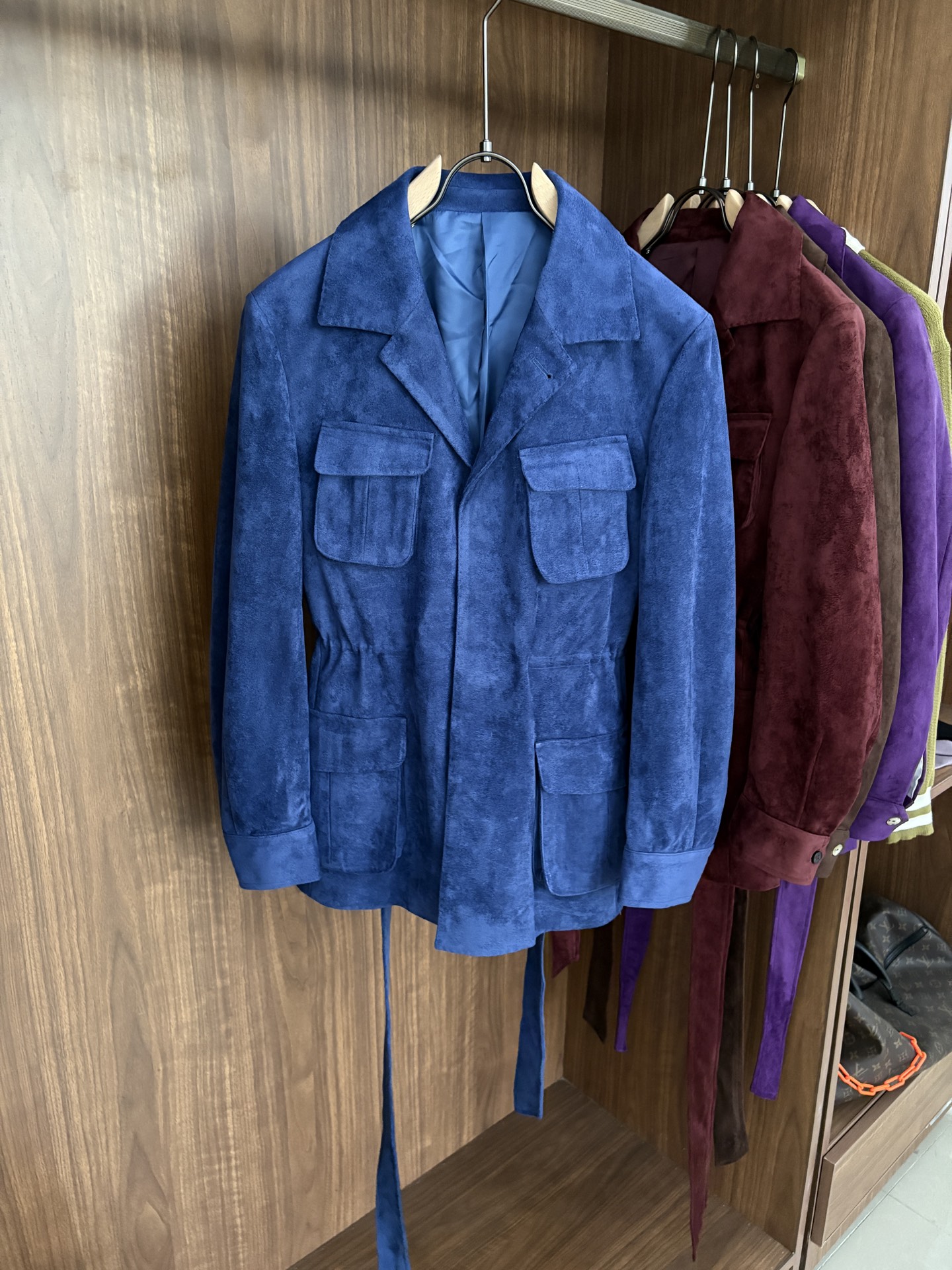 NO:572673,L, P counter's latest Italian old money style ~ comfortable and breathable hunting jacket, top quality products from the channel, very high-end business casual style, Italian old money style LP family new autumn and winter style, zipper stand collar linen jacket, suitable for commuting and leisure,  The placket zipper adopts the design of double zipper pullers, which can be easily recessed. The design of the stand-up collar makes it more urban elite style. The zipper pockets are inserted diagonally on the side, which is beautiful and practical. The customized high-woven vertical stripes and high-density cupro fiber lining are close-fitting, smooth and delicate. Customized original hardware zippers and labels are provided to highlight the quality control of high-luxury channels through details!  Size 48-56 (M-3XL),,loro piana,jackets & coats,jackets & coats,alexander wang19860909L,P专柜最新款意式老钱风~舒适透气猎装夹克外套,渠道顶级牛货,很高级的商务休闲风,意式老钱风LP家族秋冬新款,拉链立领亚麻外套,可通勤休闲的一款, 襟拉链采用双拉链头的设计,可轻松凹造型,立领的设计示,更显都市精英风范,侧面斜插拉链口袋,美观又实用,定制高织竖条纹高密铜氨纤维衬里,贴身爽滑细腻,客供定制原厂五金拉链,标唛,透过细节彰显出高奢渠道品控质感！ 码数48-56（M-3XL),,loro piana,jackets & coats,jackets & coats,alexander wang,Men's clothing