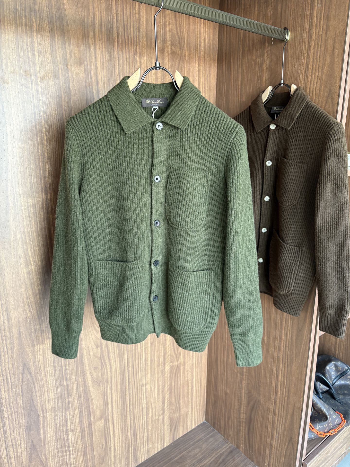 NO:610390,The 'Time-consuming King' diamond jacquard design selects ultra-fine high-quality yarns for the lapel short-sleeved men's collection. The 'Time-consuming King' round neck is a luxurious craftsmanship that touches the skin. The diamond-shaped hollow jacquard is made with ingenuity. The three-dimensional diamond-shaped jacquard that took several months to carve creates an architectural aesthetic texture between the warp and weft.  The simple lapel outlines neat lines, and the short-sleeved cut is suitable for many scenes - when layered with a suit in a business meeting, it looks elegant, or when worn alone in leisure time, it shows the gentleman's taste. The collection style will never fade. The details are testimony to the quality. Precision machining ensures that the seams are smooth and the bone reinforcement is durable and not deformed; the collar thread has been washed and tested, and it still looks like new after long-term wear. Every detail is a testimony of 'time-consuming'. Size M-XXL,, T-shirt, business suit, alexander  wang19860909耗时王”菱形提花设计甄选超细优质纱线翻领短袖男士典藏款「耗时王」圆领奢雅工艺,触肤即高阶. 匠心底蕴菱形镂空提花 耗时数月雕琢的立体菱形提花,经纬间织就建筑美学肌理,光影穿透时显隐交错,举手投足尽展低调奢华. 经典型格翻领短袖设计 简约翻领勾勒利落线条,短袖剪裁适配多场景——商务会晤时叠搭西装显儒雅,休闲时光单穿流露绅士品味,典藏款型永不褪色. 细节至臻品质见证 精密车工确保接缝平整,骨位加固耐穿不变形；领口螺纹经水洗测试,久穿仍挺括如新,每一处细节皆为「耗时」证言. 码数M-XXL,,T-shirt,business suit,alexander wang,Men's clothing