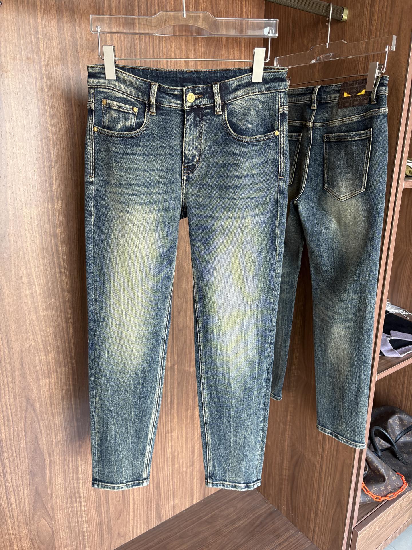 NO:628910,The counter's 2025 autumn and winter design recommendations. Best-selling jeans with soft skin-friendly fabrics. Luxurious first-layer cowhide waist tags. Classic blue wash. Limited edition at the counter. Luxurious custom-made fabrics. Craftsmanship + wash. Foreign trade quality and detail processing. I absolutely love this color. I love it. The best-selling in the counter for autumn and winter. Pre-sale. Sold out. Hot single color. Versatile and stylish. Stretch slim small straight-leg pants.  Size.29-38, there is size 35 but not size 37,,jeans,cowhide,alexander wang19860909专柜2025秋冬设计推荐 热卖牛仔裤柔软亲肤面料 奢华头层牛皮腰牌 经典蓝洗水 专柜限量款 奢华感订制面料 工艺+洗水外贸品质感细节处理满满到位 这颜色绝对爱了爱了专柜秋冬热卖预售即售完款爆单款色系百搭大牛味 弹力修身小直筒裤型 尺码.29-38有35无37码,,jeans,cowhide,alexander wang,Men's clothing