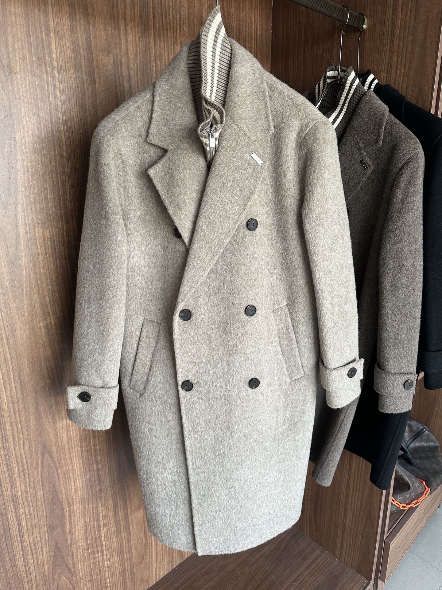 NO:651359,Jeni wool coat interprets the elegance and warmth of winter] The winter wind brings biting and chill, but it also brings fashion opportunities. When the classic herringbone pattern meets the blended fabric of wool and cashmere, a unique coat emerges, adding an irresistible charm to your winter outfit.  With the herringbone texture as the design highlight, the unique pattern seems to tell the story of the years, adding a retro and literary atmosphere to the overall look. Its style is simple yet grand, and the smooth lines outline an elegant outline. Whether it is worn open to show casualness, or buttoned up to create a neat look, it can easily control various styles.  What’s even more surprising is that this coat can be worn with a stand-up collar. The stand-up collar design can not only provide warm protection for your neck in the cold wind, but also instantly enhance your aura and make you stand out from the crowd. When the cold wind blows, stand the collar high, as if you are building a warm barrier for yourself, while still maintaining a sense of fashion.  The choice of fabric is the essence of this coat. The blend of wool and cashmere combines the stiffness of wool with the softness of cashmere. Wool gives the coat good support and warmth, making it able to withstand the severe cold of winter; while the addition of cashmere makes the coat more delicate and skin-friendly to the touch, as if it is wrapped in a layer of soft clouds. This blended fabric is not only comfortable to wear, but also has a high-quality texture, showing a high-quality style.  In terms of color, we have carefully blended two classic tones, dark gray and light coffee. Dark gray is calm and restrained, suitable for you who pursue low-key luxury; light coffee is warm and soft, adding a warm color to winter. No matter what style lover you are, you can find your favorite choice in these two colors. Size M-3XLFFF001 FFF001,,zegna,alexander wang19860909杰尼羊毛大衣演绎冬日的优雅与温暖】冬日的风,带着凛冽与寒意,却也吹来了时尚的契机.当经典的人字纹邂逅羊毛与山羊绒的混纺面料,一件别具一格的大衣应运而生,为你的冬日穿搭增添一抹难以抗拒的魅力. 以人字纹理为设计亮点,独特的纹路仿佛在诉说着岁月的故事,为整体造型增添了复古与文艺的气息.它的款式外形简约而不失大气,流畅的线条勾勒出优雅的轮廓,无论是敞开穿展现随性,还是系上扣子塑造利落感,都能轻松驾驭各种风格. 更令人惊喜的是,这款大衣可以实现立领的穿搭方式.立领的设计不仅能在寒风中为你的脖颈提供温暖的守护,还能瞬间提升气场,让你在人群中脱颖而出.当寒风乍起,将领子高高立起,仿佛为自己筑起一道温暖的屏障,同时又不失时尚感. 而面料的选择,更是这款大衣的精髓所在.羊毛与山羊绒的混纺,兼具了羊毛的挺括与山羊绒的柔软.羊毛赋予了大衣良好的支撑性和保暖性,使其能够抵御冬日的严寒；而山羊绒的加入,则让大衣在触感上更加细腻亲肤,仿佛被一层轻柔的云朵包裹.这种混纺面料不仅穿着舒适,而且质感上乘,彰显出高品质的格调. 在色彩上,我们精心调配了深灰与浅咖两种经典色调.深灰,沉稳内敛,适合追求低调奢华的你；浅咖,温暖柔和,为冬日增添一抹温馨的色彩.无论你是哪种风格爱好者,都能在这两款颜色中找到属于自己的心仪之选. 码数M-3XLFFF001 FFF001,,zegna,alexander wang,Men's clothing