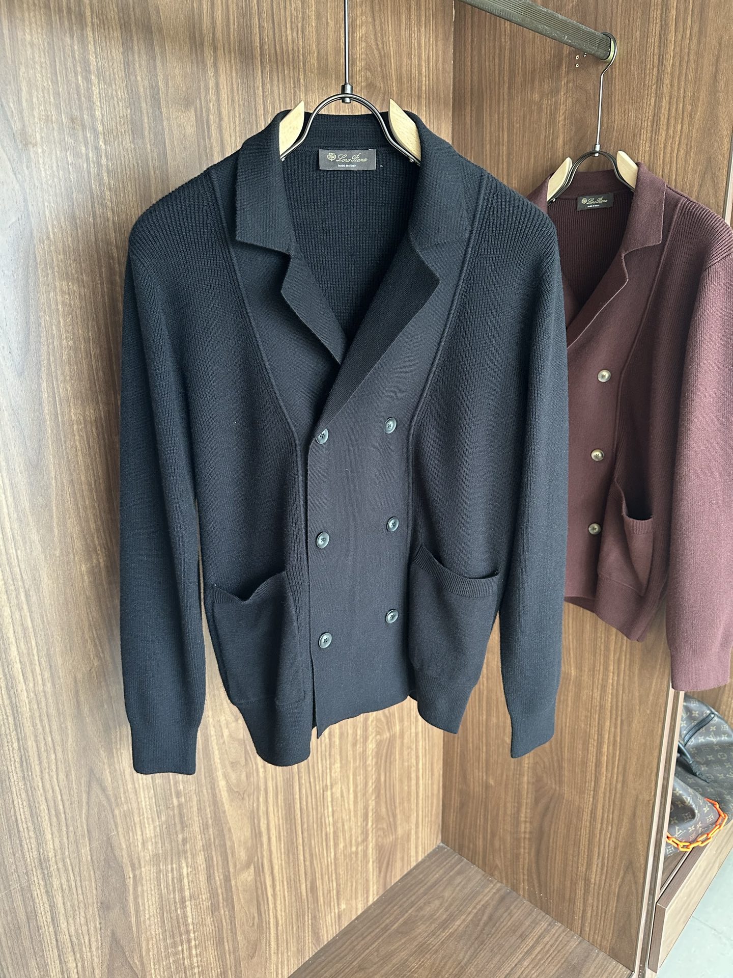 NO:601160,The 'Time-consuming King' ultra-fine high-quality yarn lapel short-sleeved men's collection 'Time-consuming King' round neck is a luxurious craftsmanship that touches the skin. The diamond-shaped hollow jacquard is made with ingenuity. The three-dimensional diamond-shaped jacquard that took several months to carve creates an architectural aesthetic texture between the warp and weft.  The simple lapel outlines neat lines, and the short-sleeved cut is suitable for many scenes - when layered with a suit for a business meeting, it looks elegant, or when worn alone for leisure time, it shows the gentleman's taste. The collection style will never fade. The details are testimony to the quality. Precision turning ensures that the seams are smooth, and the bone reinforcement is durable and not deformed; the collar thread has been washed and tested, and it still looks like new after long-term wear. Every detail is a testimony of 'time-consuming'. Size M- 3XL  FFF001,,T-shirt,business suit,alexander wang19860909耗时王”超细优质纱线翻领短袖男士典藏款「耗时王」圆领奢雅工艺,触肤即高阶. 匠心底蕴菱形镂空提花 耗时数月雕琢的立体菱形提花,经纬间织就建筑美学肌理,光影穿透时显隐交错,举手投足尽展低调奢华. 经典型格翻领短袖设计 简约翻领勾勒利落线条,短袖剪裁适配多场景——商务会晤时叠搭西装显儒雅,休闲时光单穿流露绅士品味,典藏款型永不褪色. 细节至臻品质见证 精密车工确保接缝平整,骨位加固耐穿不变形；领口螺纹经水洗测试,久穿仍挺括如新,每一处细节皆为「耗时」证言. 码数M- 3XL FFF001,,T-shirt,business suit,alexander wang,Men's clothing