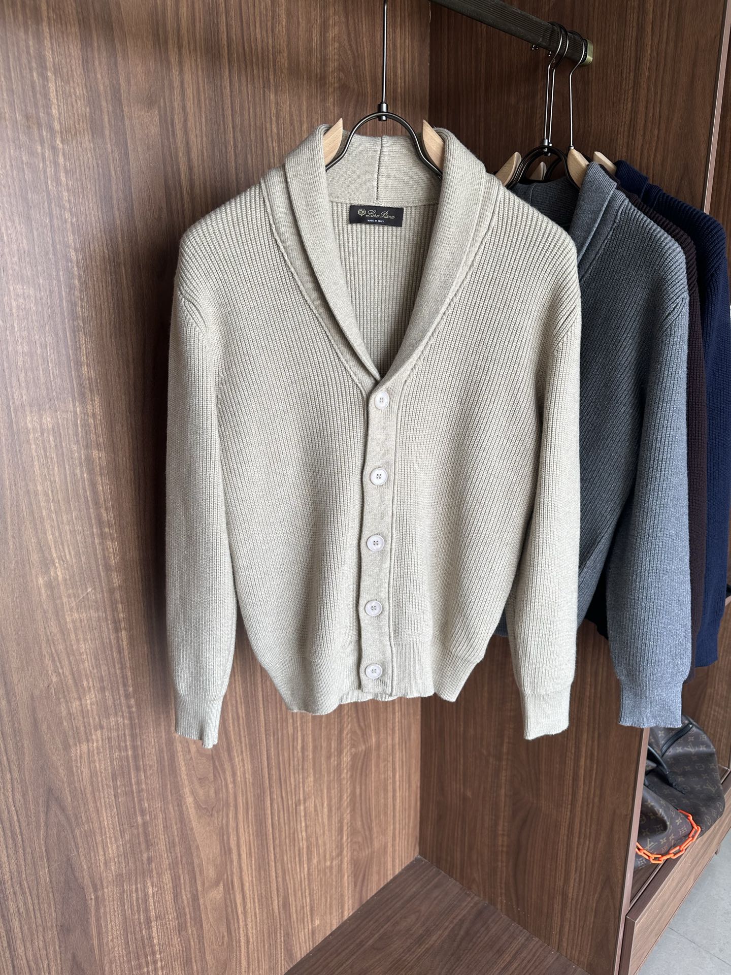 NO:599372,The 'Time-consuming King' diamond jacquard design selects ultra-fine high-quality yarns for the lapel short-sleeved men's collection. The 'Time-consuming King' round neck is a luxurious craftsmanship that touches the skin. The diamond-shaped hollow jacquard is made with ingenuity. The three-dimensional diamond-shaped jacquard that took several months to carve creates an architectural aesthetic texture between the warp and weft.  The simple lapel outlines neat lines, and the short-sleeved cut is suitable for many scenes - when layered with a suit for a business meeting, it looks elegant, or when worn alone for leisure time, it shows the gentleman's taste. The collection style will never fade. The details are testimony to the quality. Precision turning ensures that the seams are smooth, and the bone reinforcement is durable and not deformed; the collar thread has been washed and tested, and it still looks like new after long-term wear. Every detail is a testimony of 'time-consuming'. Size M- 3XL  FFF001,,T-shirt,business suit,alexander wang19860909耗时王”菱形提花设计甄选超细优质纱线翻领短袖男士典藏款「耗时王」圆领奢雅工艺,触肤即高阶. 匠心底蕴菱形镂空提花 耗时数月雕琢的立体菱形提花,经纬间织就建筑美学肌理,光影穿透时显隐交错,举手投足尽展低调奢华. 经典型格翻领短袖设计 简约翻领勾勒利落线条,短袖剪裁适配多场景——商务会晤时叠搭西装显儒雅,休闲时光单穿流露绅士品味,典藏款型永不褪色. 细节至臻品质见证 精密车工确保接缝平整,骨位加固耐穿不变形；领口螺纹经水洗测试,久穿仍挺括如新,每一处细节皆为「耗时」证言. 码数M- 3XL FFF001,,T-shirt,business suit,alexander wang,Men's clothing