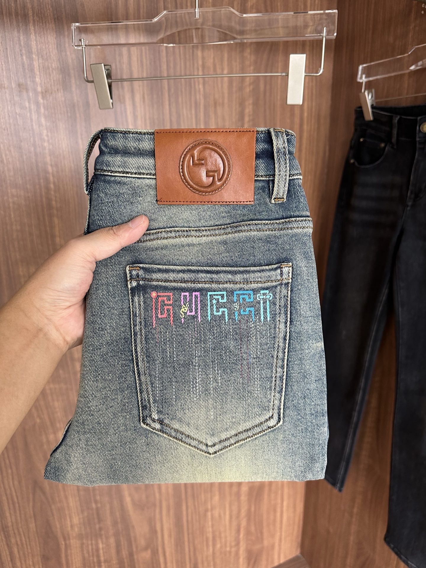 NO:601643,Recommended designs for autumn and winter at the counter. Best-selling jeans with soft skin-friendly fabrics. Luxurious first-layer cowhide waist tags. Classic blue wash. Limited edition at the counter. Luxurious custom-made fabrics. Craftsmanship + washing. Foreign trade quality and detail processing. I absolutely love this color. I absolutely love it. Hot sale in the counter for autumn and winter. Pre-sale. Sold out. Hot single color. Versatile and stylish. Stretchy slim straight pants. Size.29-38. No 35; 37 size.  FFF001,,jeans,cowhide,alexander wang19860909专柜秋冬设计推荐 热卖牛仔裤柔软亲肤面料 奢华头层牛皮腰牌 经典蓝洗水 专柜限量款 奢华感订制面料 工艺+洗水外贸品质感细节处理满满到位 这颜色绝对爱了爱了专柜秋冬热卖预售即售完款爆单款色系百搭大牛味 弹力修身小直筒裤型 尺码.29-38 无35；37码 FFF001,,jeans,cowhide,alexander wang,Men's clothing