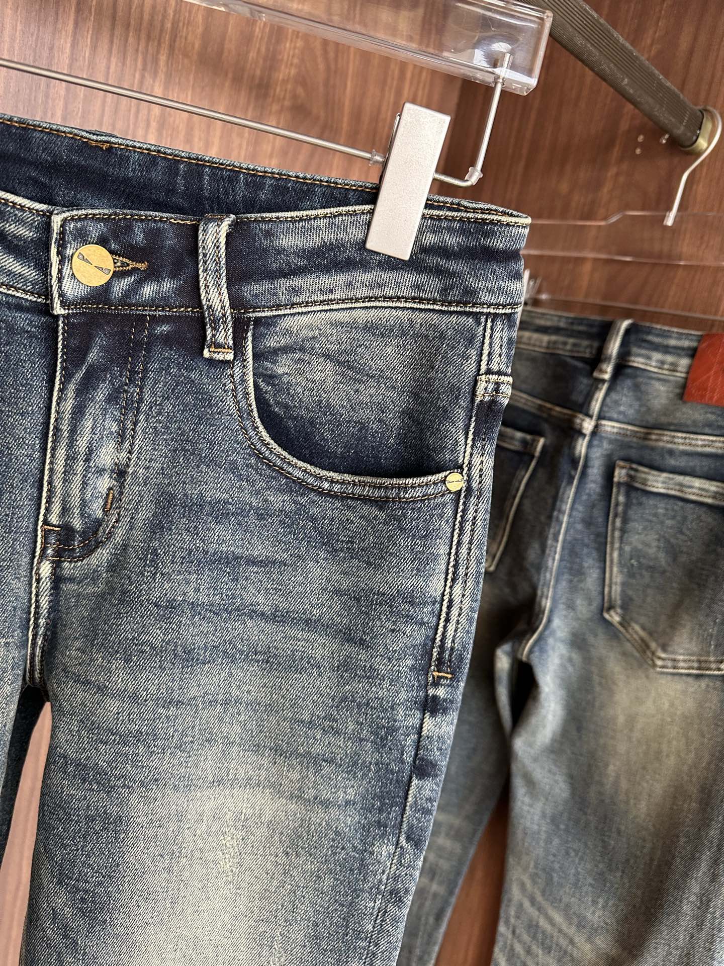 专柜🆕2025秋冬设计推荐 热卖牛仔裤🆕柔软亲肤面料 奢华头层牛皮腰牌 经典蓝洗水 专柜限量款 奢华感订