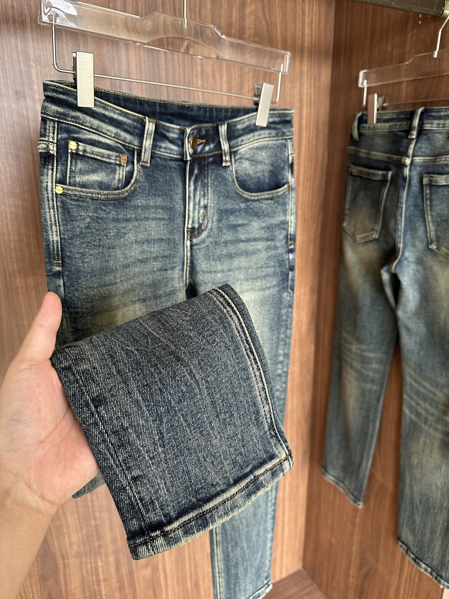 专柜🆕2025秋冬设计推荐 热卖牛仔裤🆕柔软亲肤面料 奢华头层牛皮腰牌 经典蓝洗水 专柜限量款 奢华感订