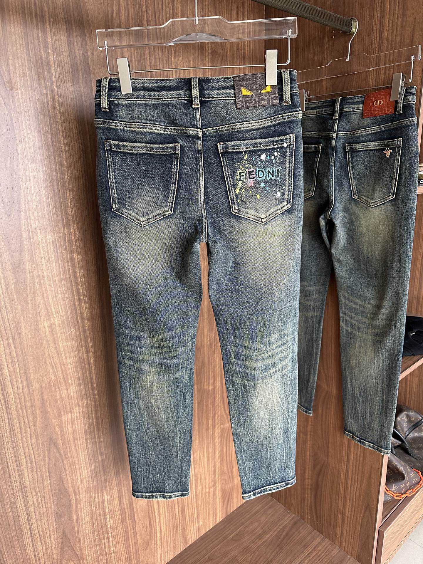 专柜🆕2025秋冬设计推荐 热卖牛仔裤🆕柔软亲肤面料 奢华头层牛皮腰牌 经典蓝洗水 专柜限量款 奢华感订