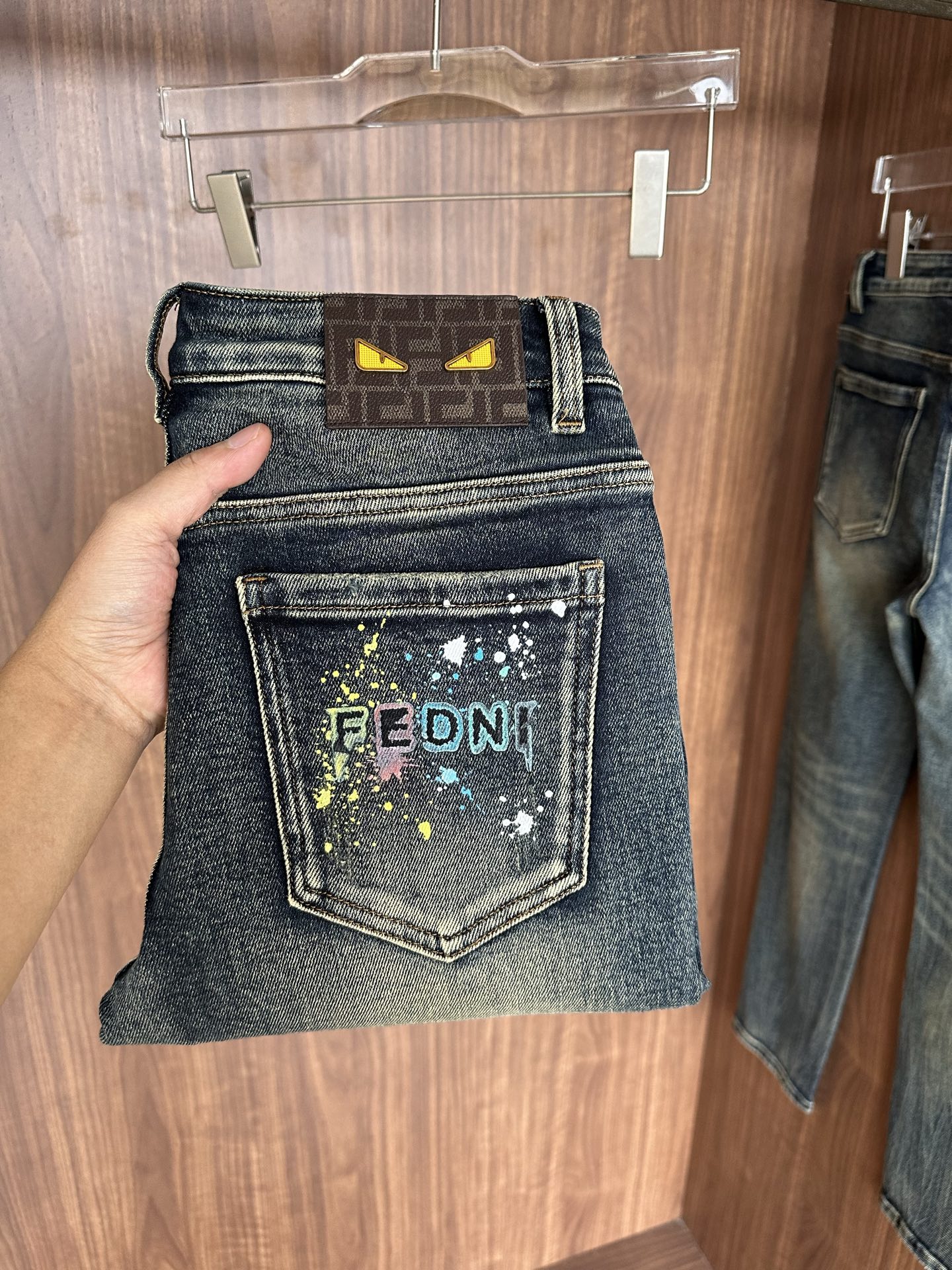 专柜🆕2025秋冬设计推荐 热卖牛仔裤🆕柔软亲肤面料 奢华头层牛皮腰牌 经典蓝洗水 专柜限量款 奢华感订