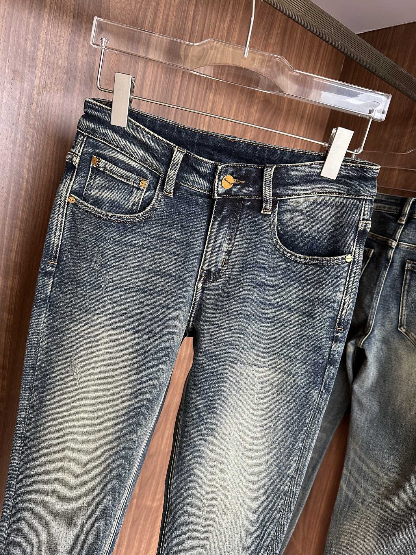 专柜🆕2025秋冬设计推荐 热卖牛仔裤🆕柔软亲肤面料 奢华头层牛皮腰牌 经典蓝洗水 专柜限量款 奢华感订