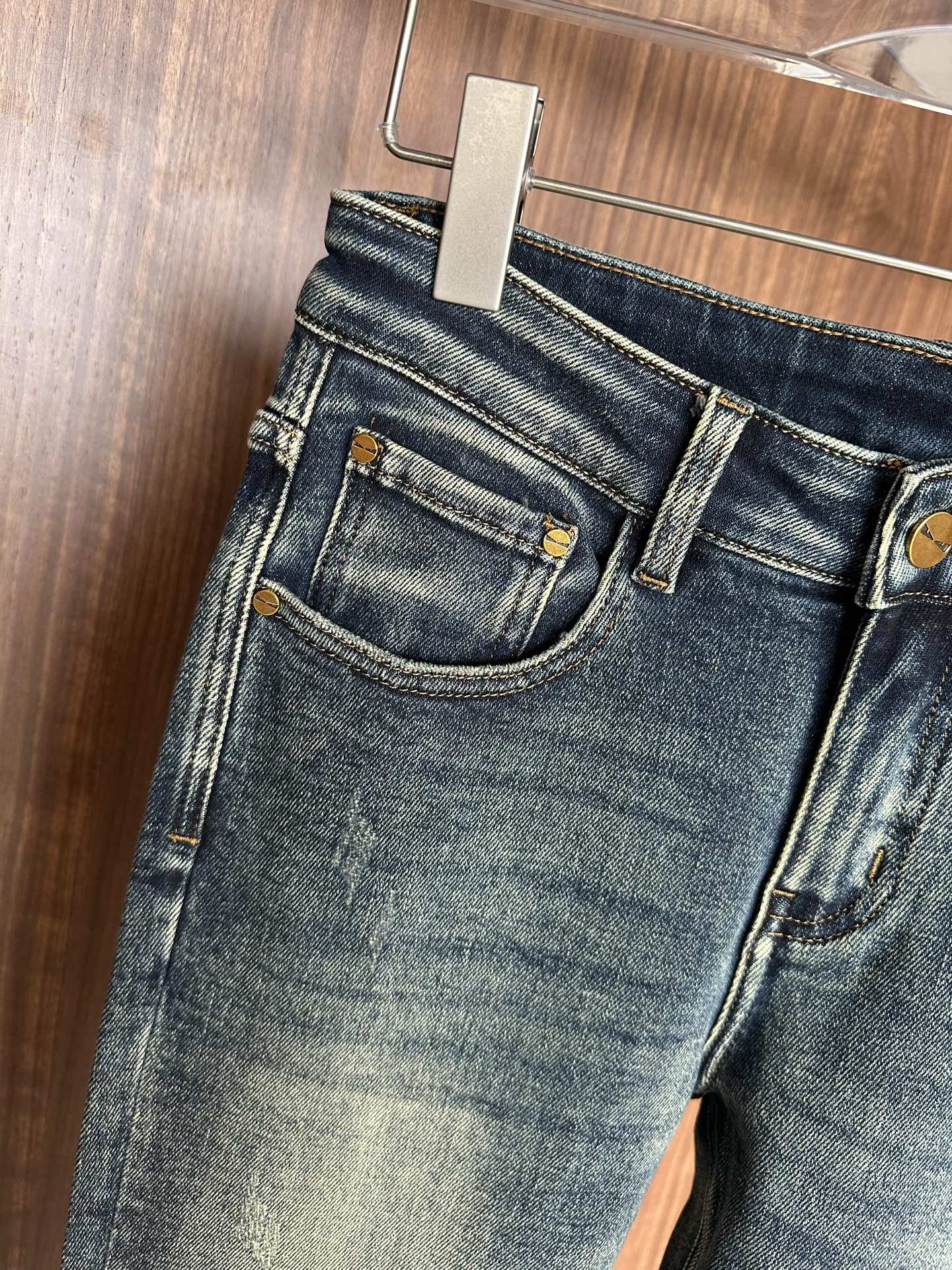 专柜🆕2025秋冬设计推荐 热卖牛仔裤🆕柔软亲肤面料 奢华头层牛皮腰牌 经典蓝洗水 专柜限量款 奢华感订