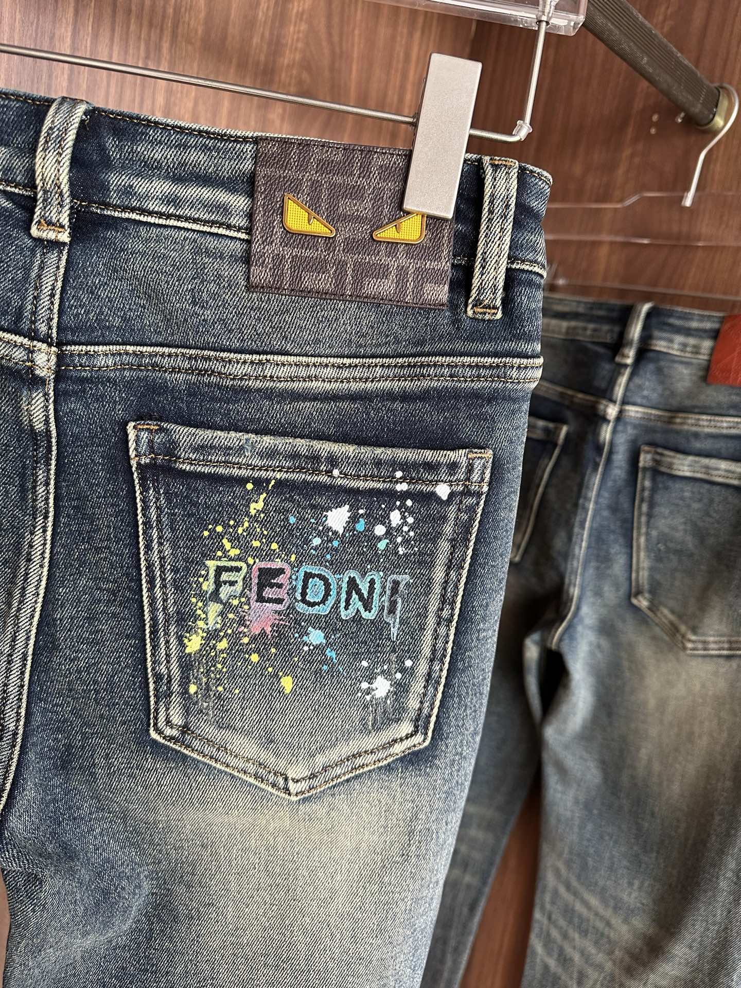 专柜🆕2025秋冬设计推荐 热卖牛仔裤🆕柔软亲肤面料 奢华头层牛皮腰牌 经典蓝洗水 专柜限量款 奢华感订