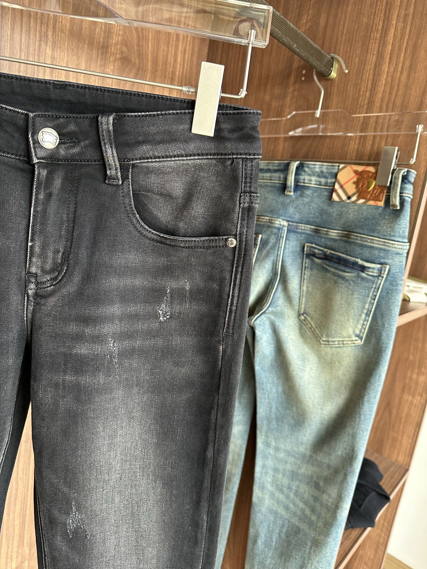 专柜🆕2025秋冬设计推荐 热卖牛仔裤🆕柔软亲肤面料 奢华头层牛皮腰牌 经典蓝洗水 专柜限量款 奢华感订